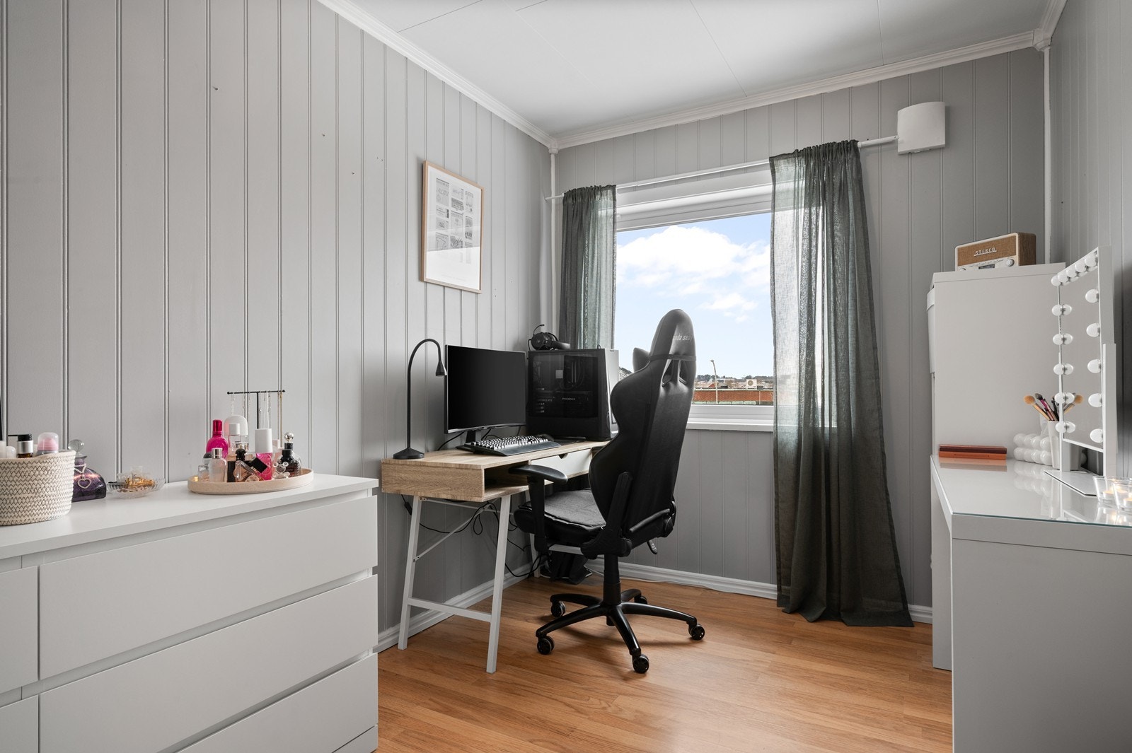 Det andre soverommet egner seg godt som barnerom, gjesterom eller kontor. Galleribilde