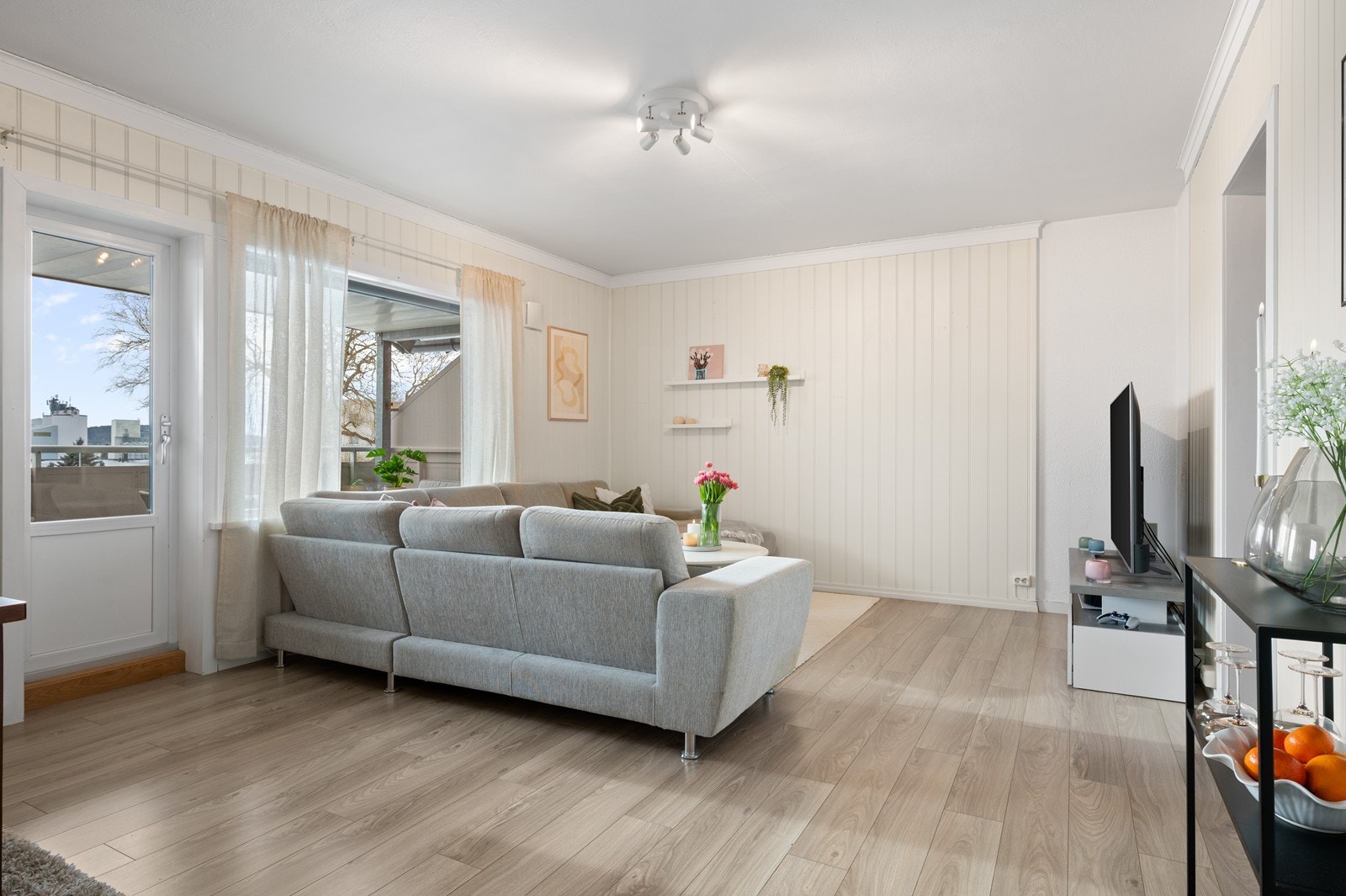 Stuen er et sentralt rom i leiligheten, med direkte utgang til balkongen via en PVC balkongdør. Galleribilde