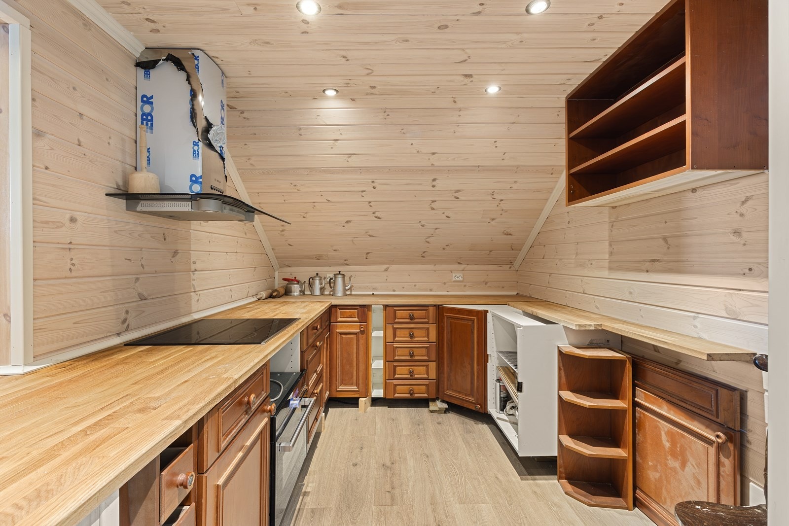 Kjøkkeninnredning med profilerte fronter, heltre benkeplate og ventilator. Galleribilde