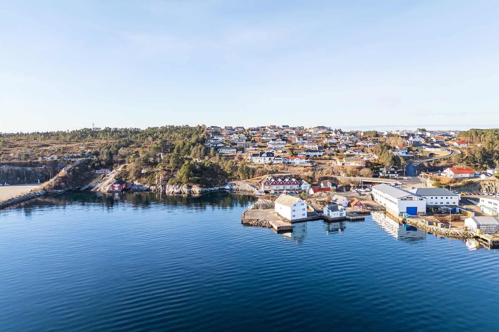 Dagligvarebutikk innenfor kort kjøreavstand og busstopp like ved. Galleribilde