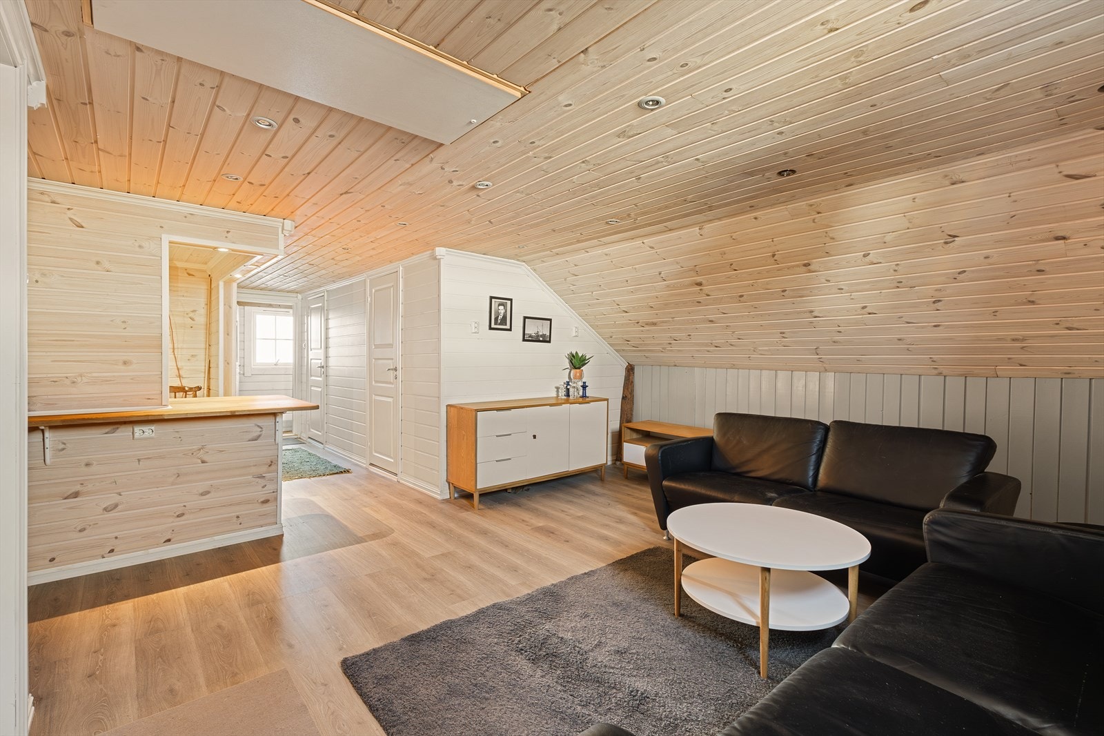 Mellom 2016-2022 har selger pusset opp og innredet loft i naustet. Galleribilde