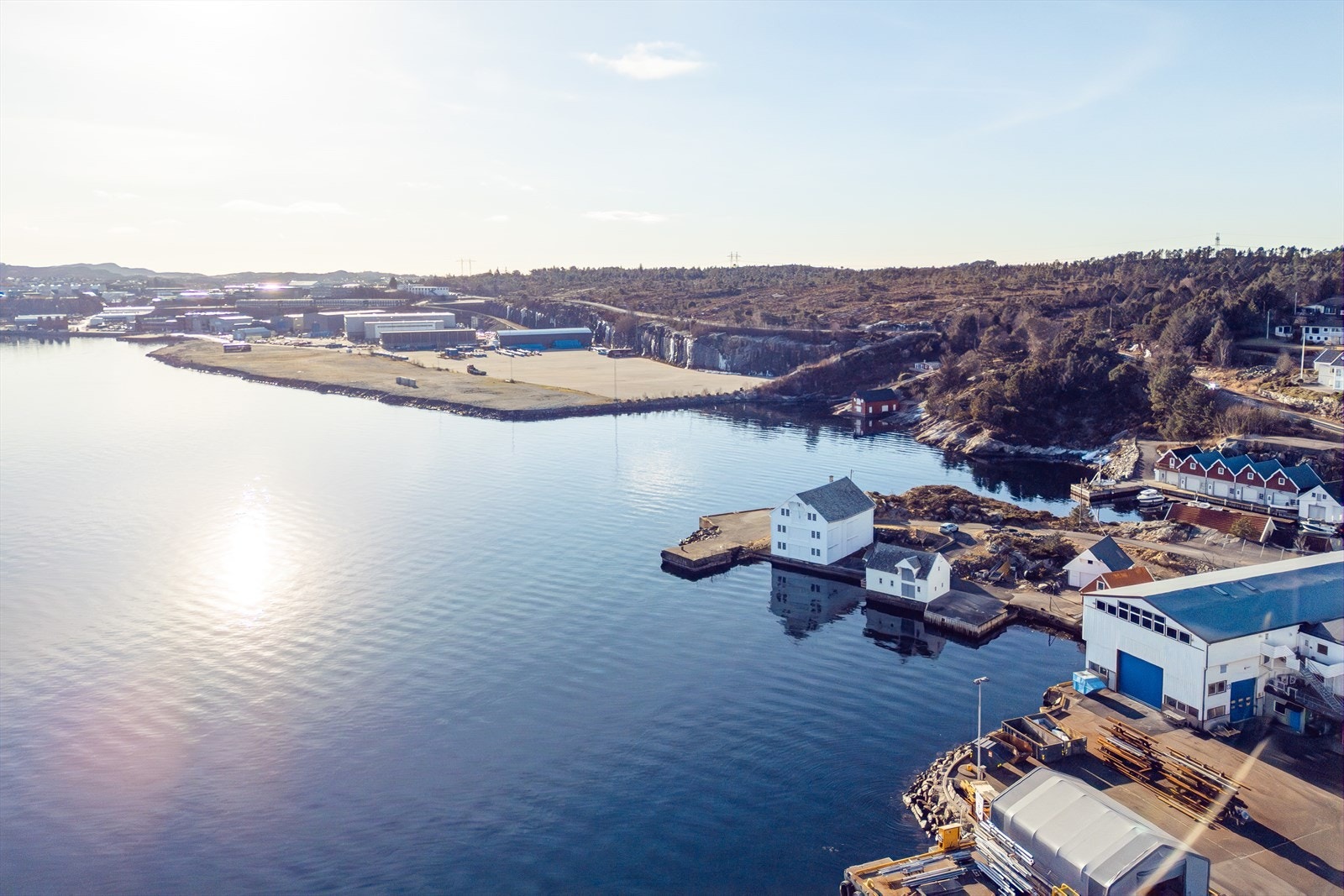 Det er ca. 35 min med bil til Bergen sentrum. Galleribilde