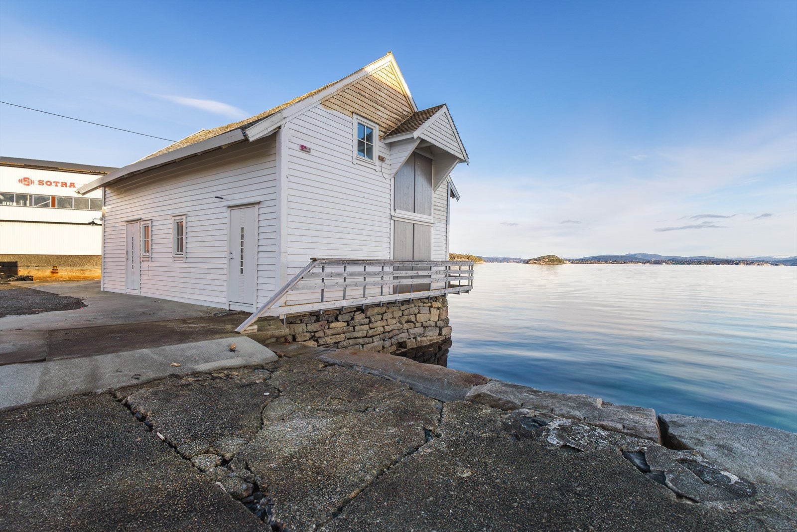 Sentral plassering, men likevel tilbaketrukket beliggenhet i landlige og rolige omgivelser ved sjøen. Galleribilde