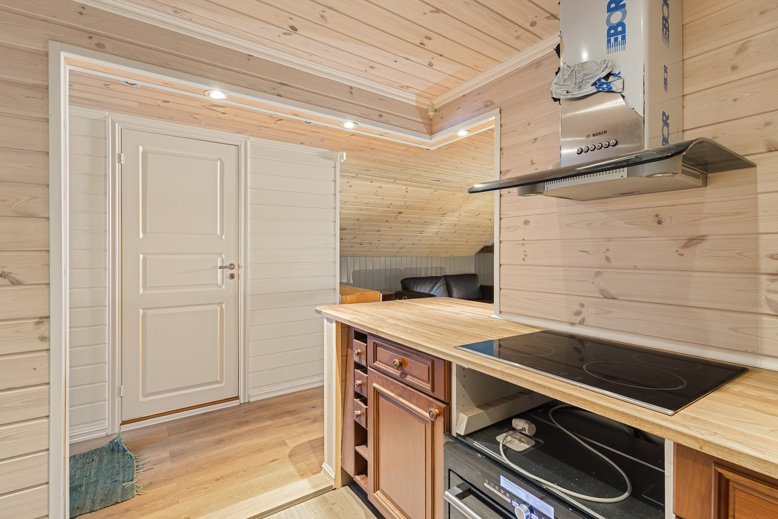 Det er stekeovn og platetopp. Galleribilde