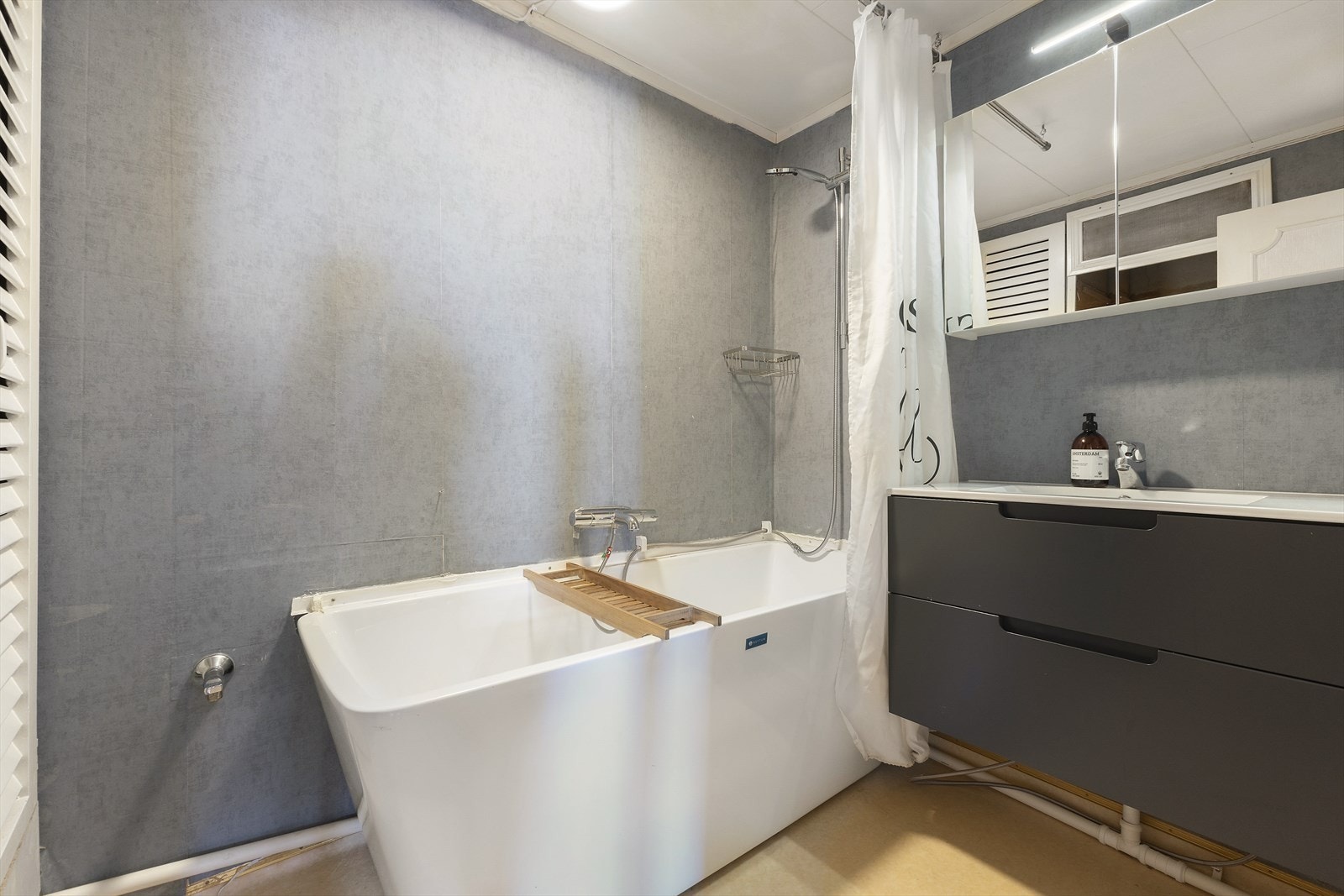 Det er ukjent når badet sist ble pusset opp. Galleribilde