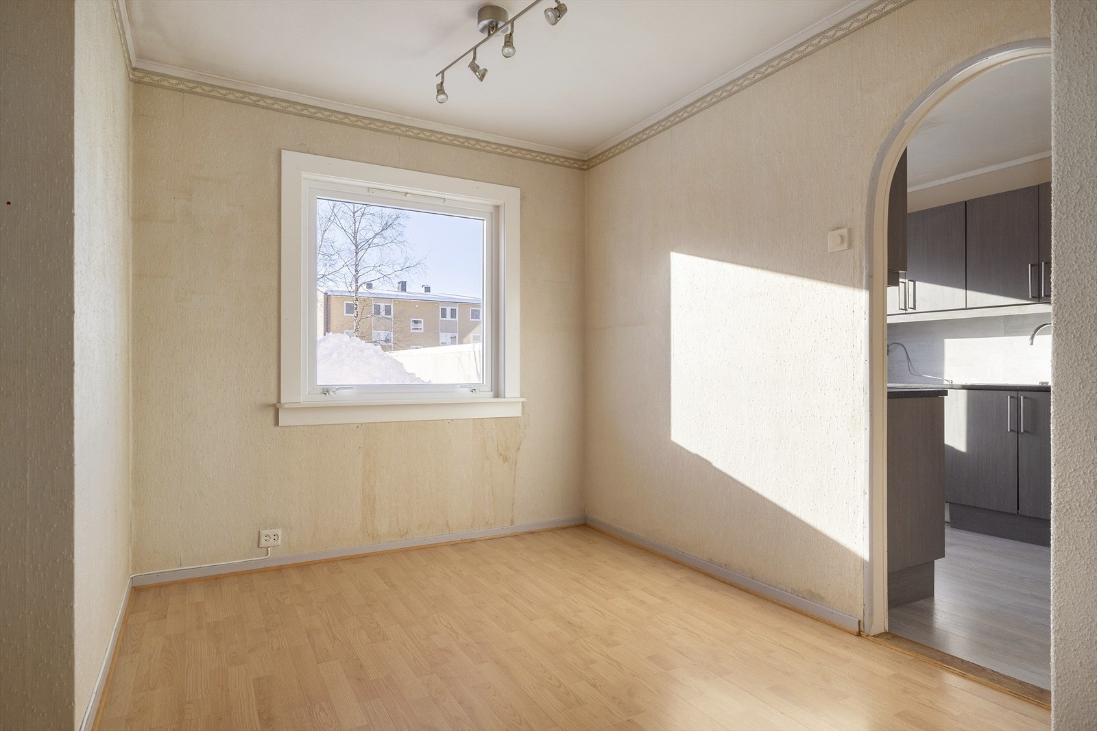 Leiligheten har stor slitasjegrad og det må påregnes renovering av hele leiligheten. Galleribilde