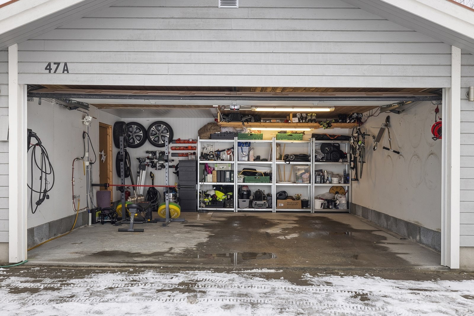 Romslig med lagring på loft Galleribilde