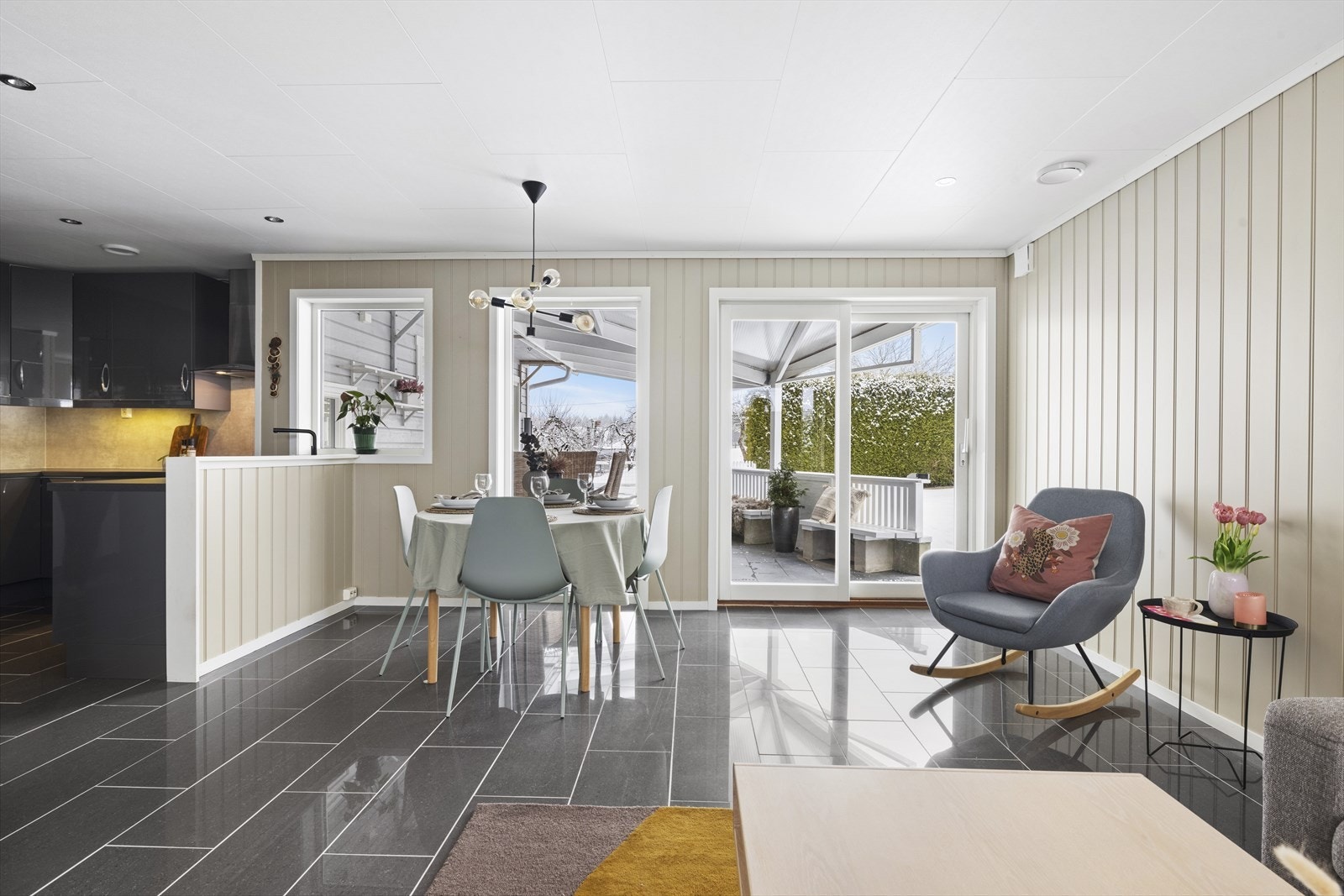 Innbydende stue med mye naturlig lys Galleribilde