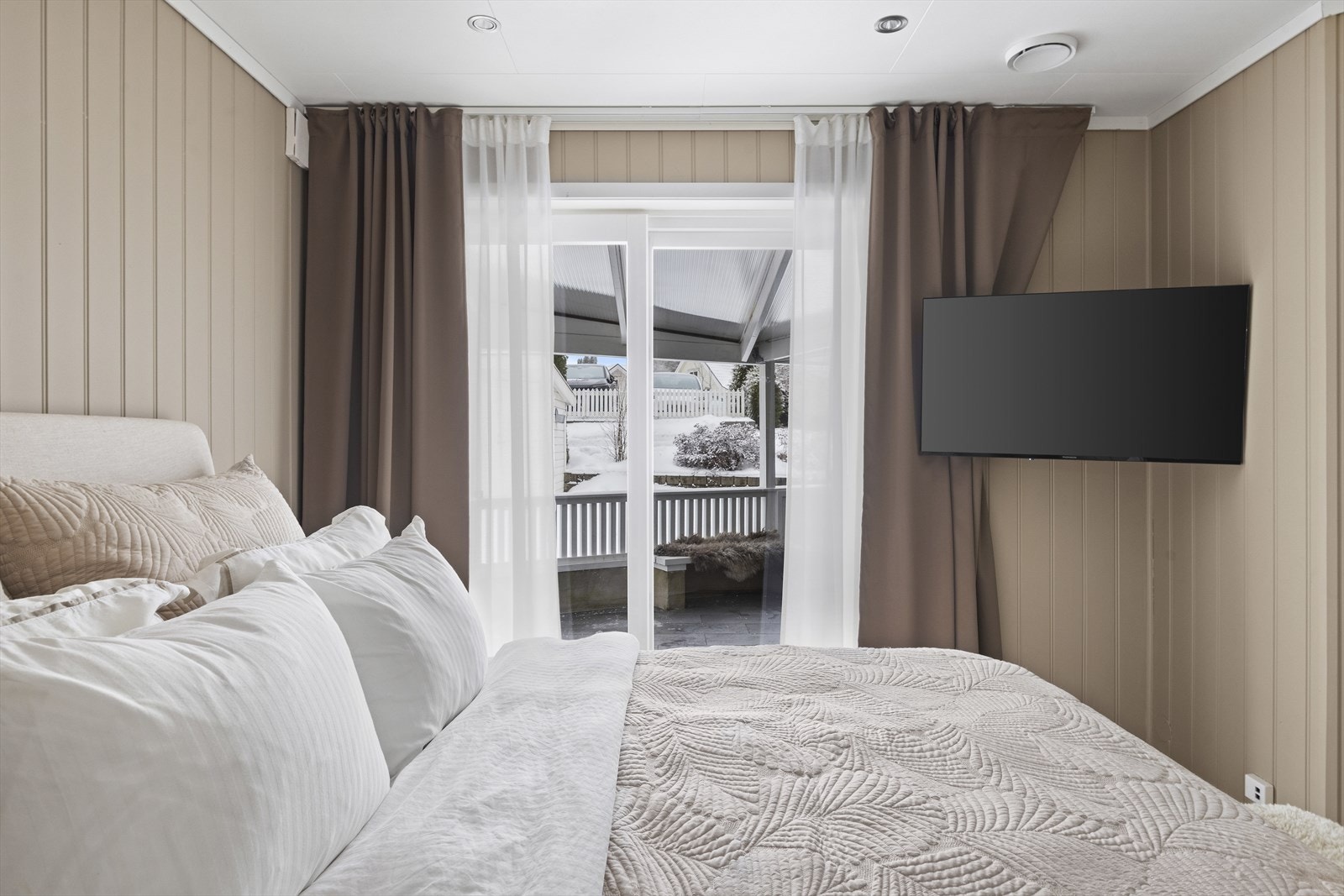 Rommet er egentlig tegnet inn som en ekstra stue med utgang til terrasse Galleribilde