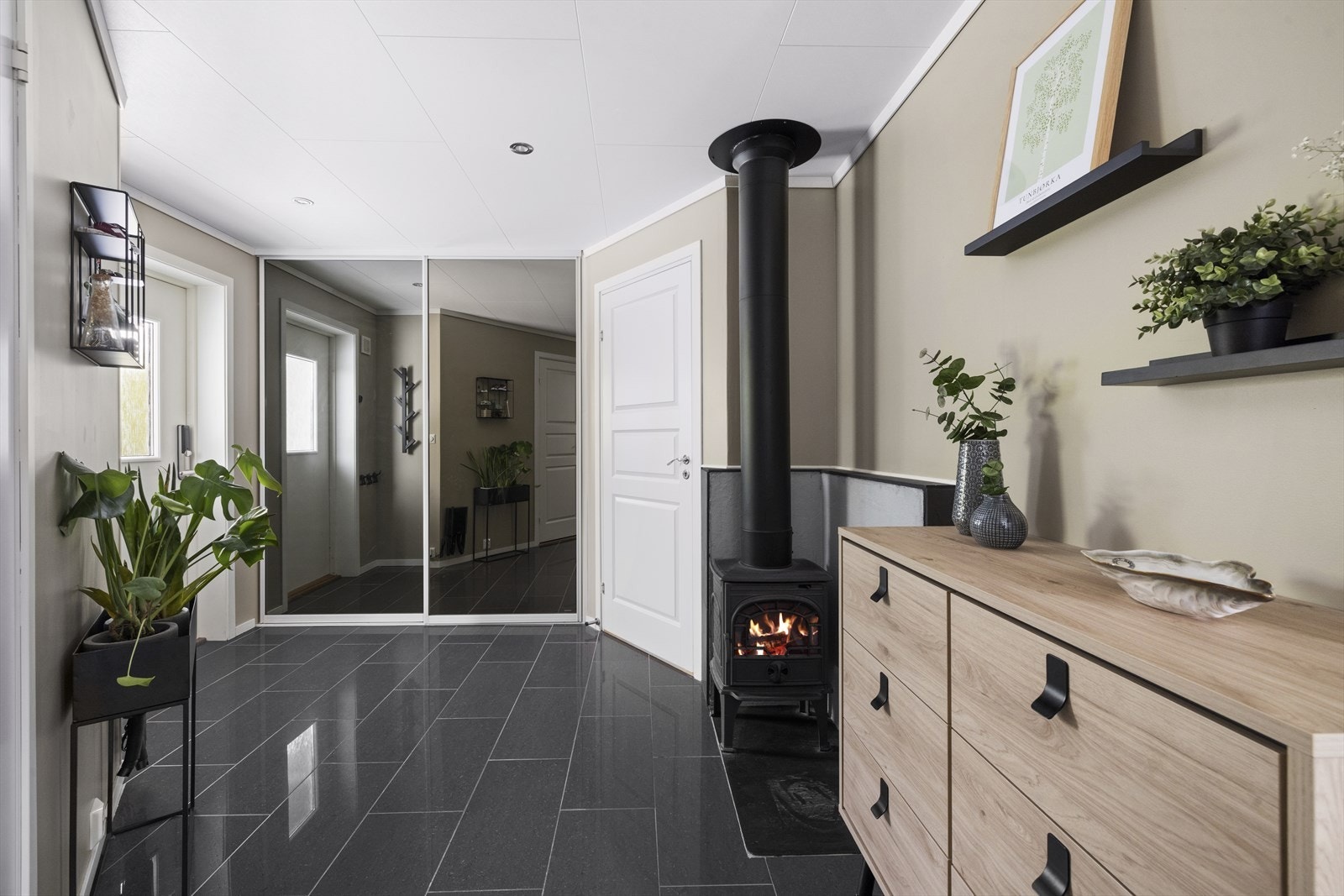 Gang med gulvvarme, vedovn og skyvedørsgarderobe Galleribilde