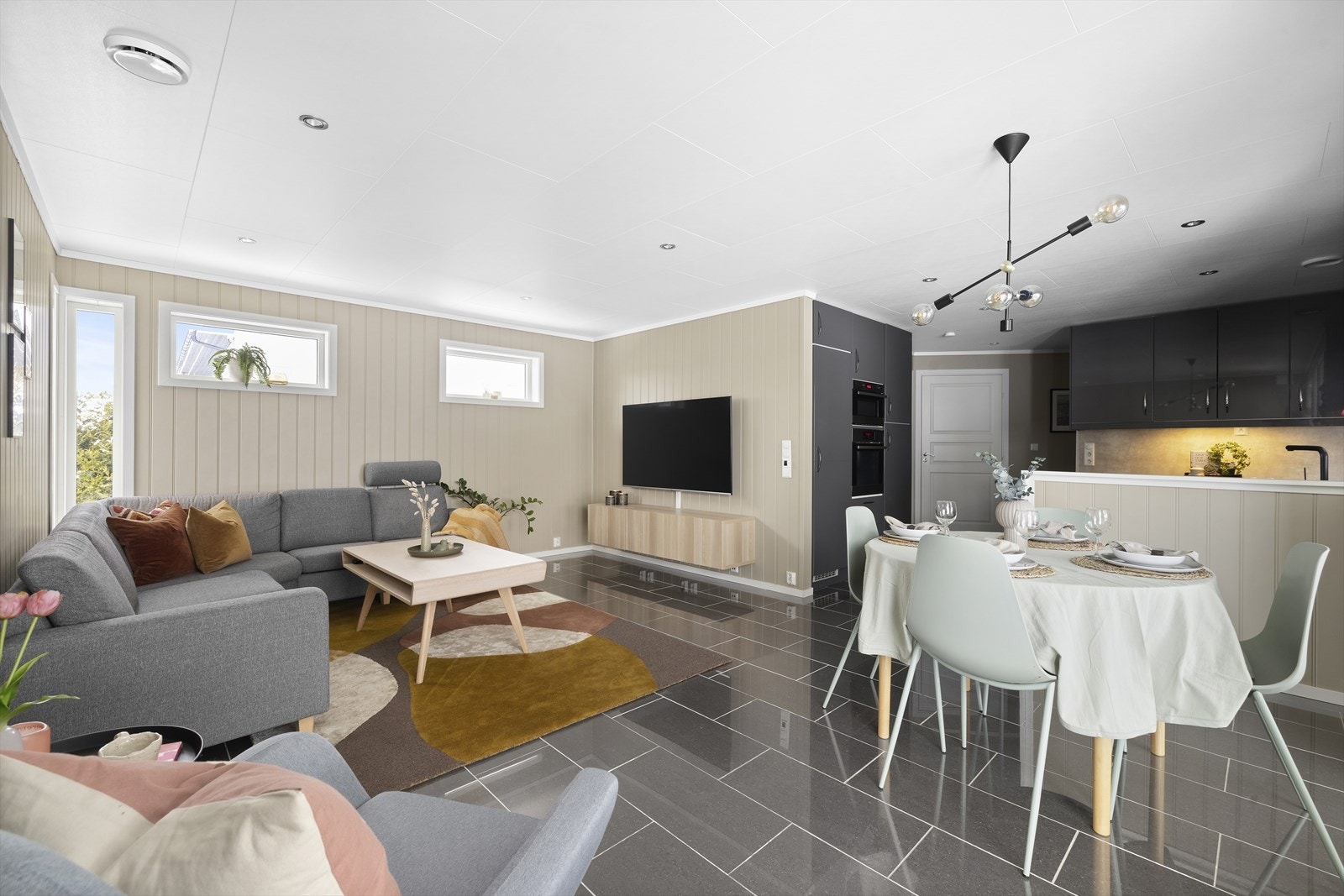 TV krok og spisestue - det er plass til langbord Galleribilde