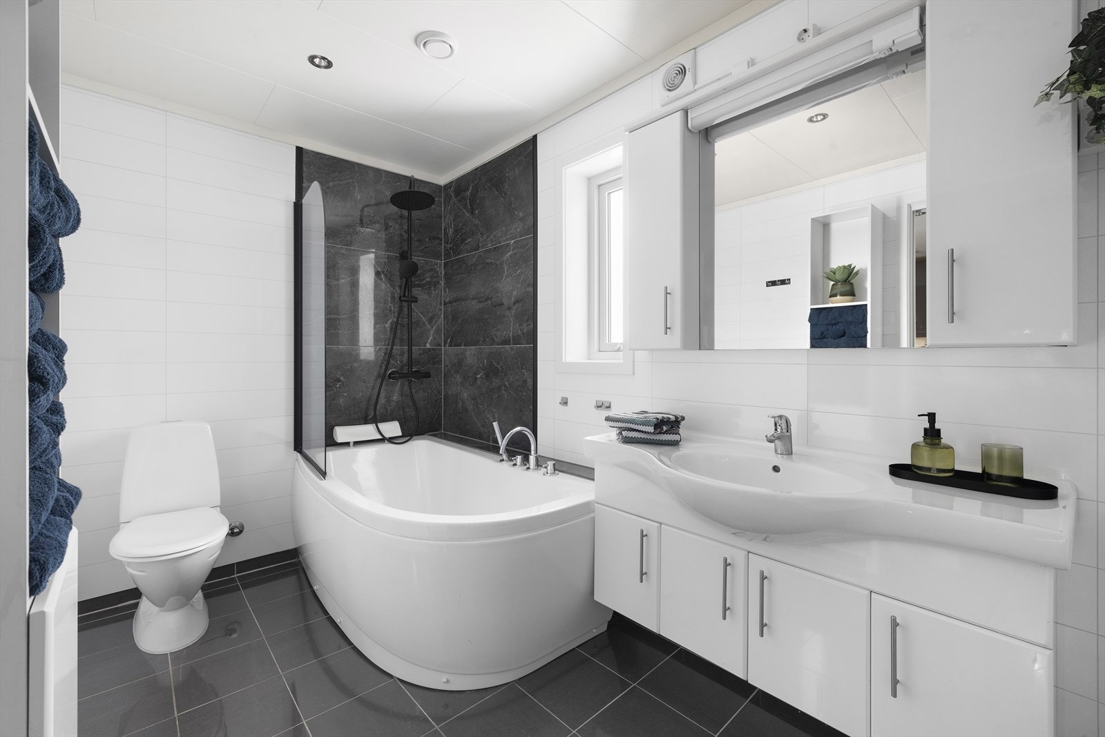 Hovedbadet med dusjbadekar Galleribilde