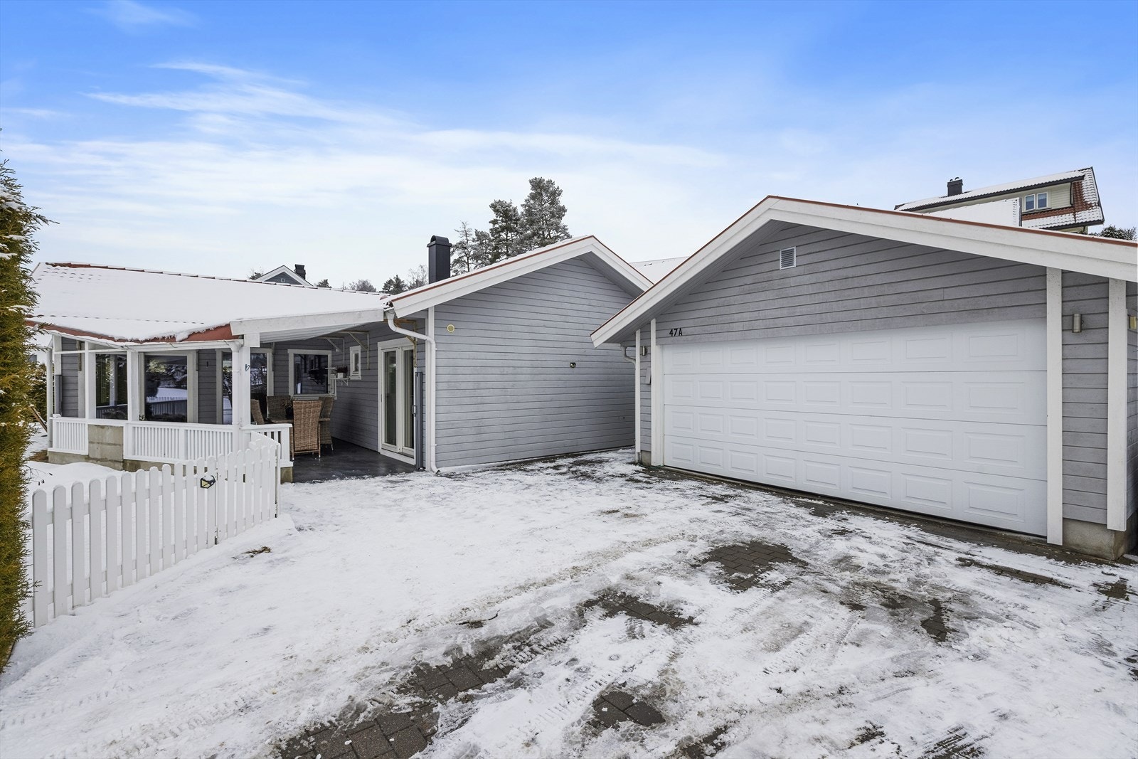 Dobbelgarasje med elbillader Galleribilde