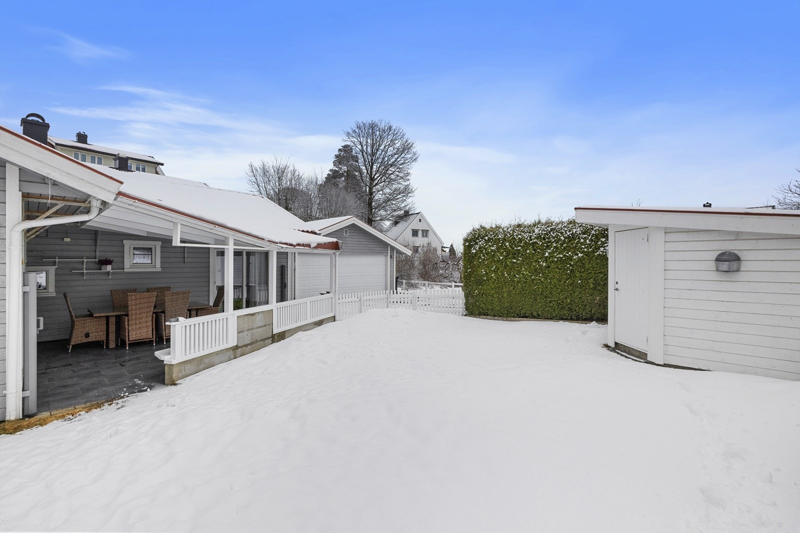 Lettstelt slett plen samt redskapsbod Galleribilde