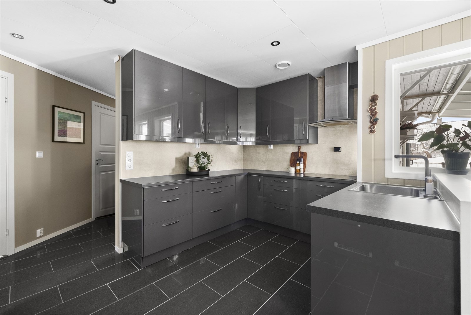 Stilig kjøkken med mørke slette fronter Galleribilde