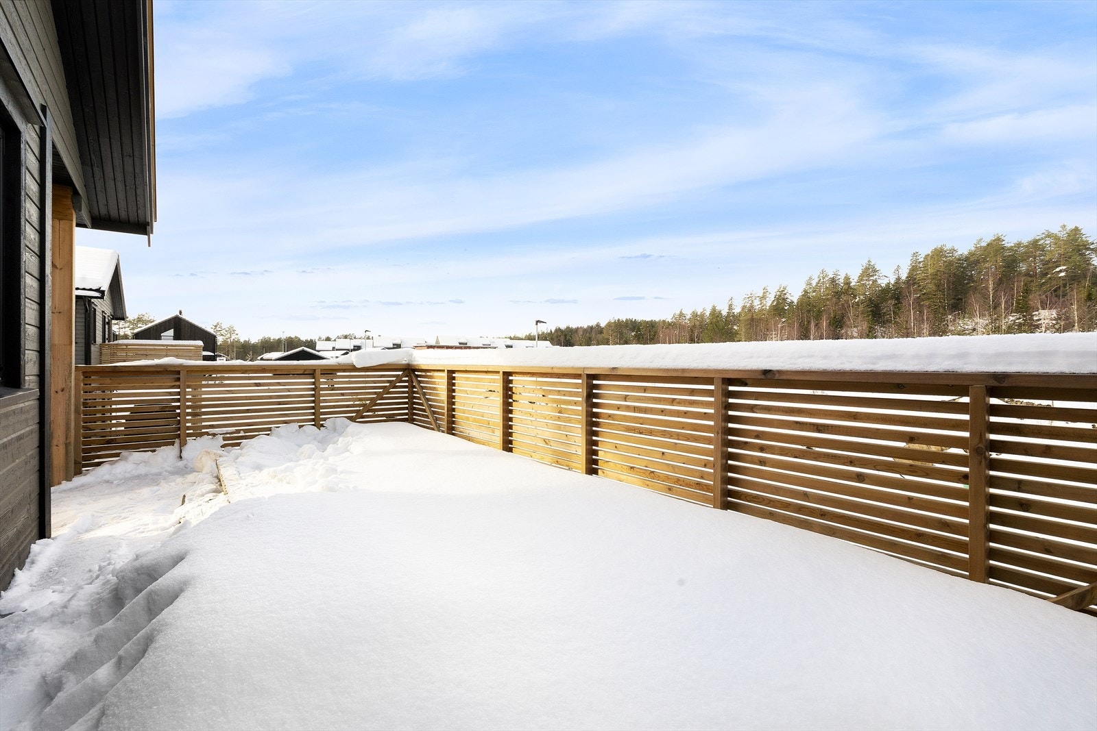 Det er god plass til utemøblement og grill. Galleribilde