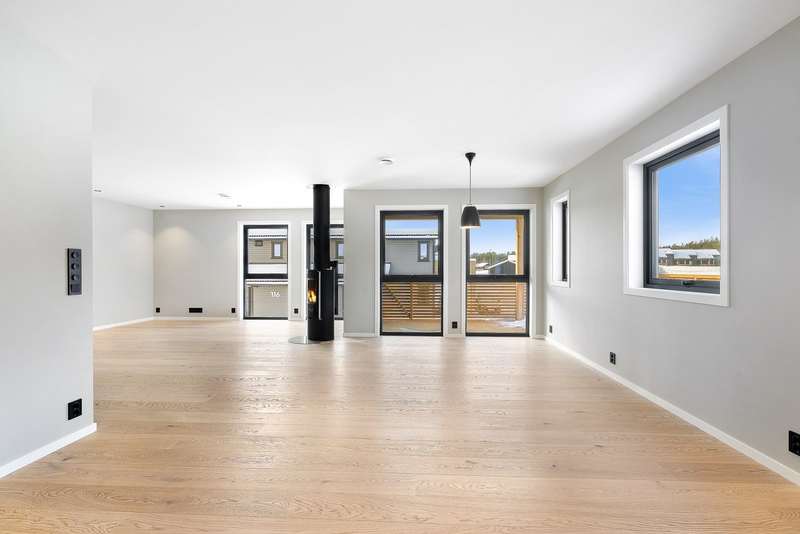 Stuen tilbyr fleksible møbleringsmuligheter, med god plass til sofagruppe og spisebord. Galleribilde