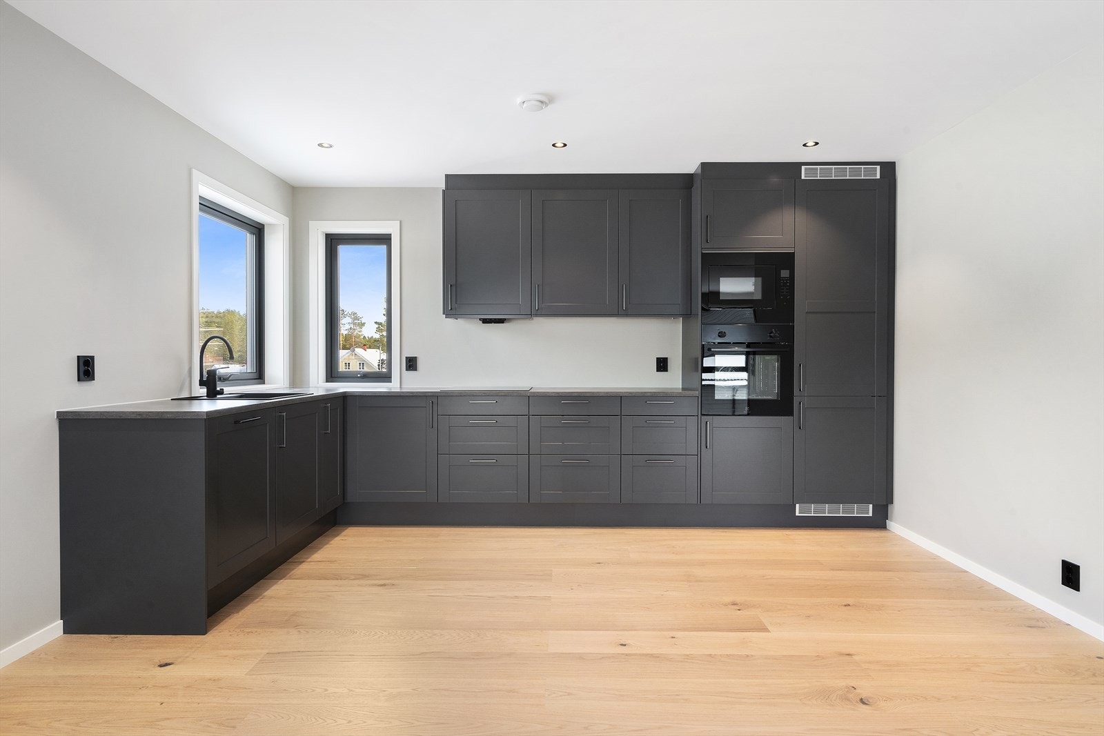 Kjøkkenet bærer et harmonisk samspill mellom eleganse og funksjonalitet. Galleribilde