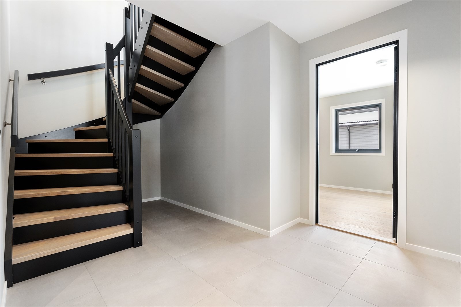 Det er god plass til garderobeløsning for å henge ifra seg yttertøyet og sette ifra seg sko, noe som skaper et mer ryddig og innbydende inngangsparti. Galleribilde