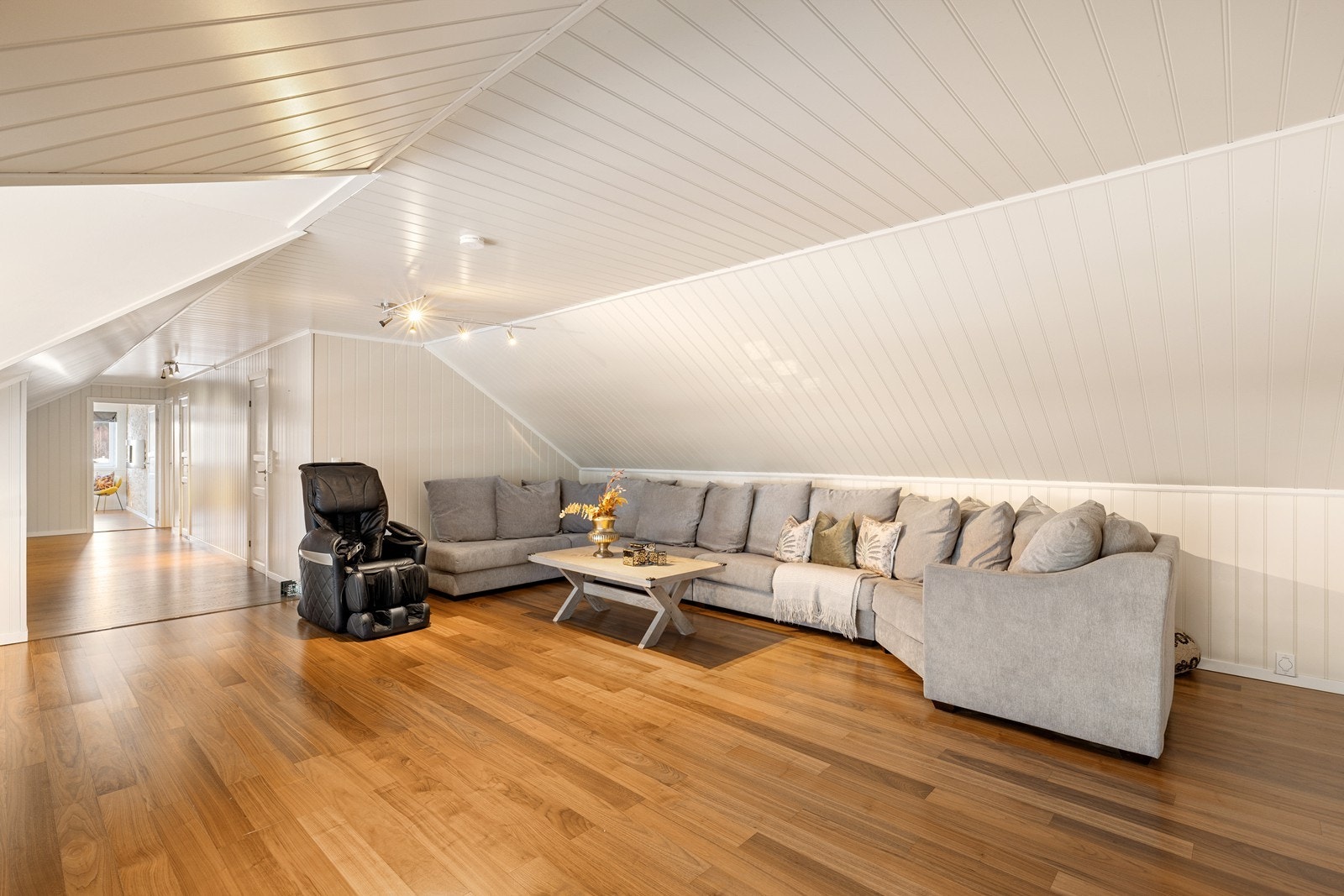 Loftstuen - Her kan du nyte utsikten fra sofaen, enten du oppholder deg i første eller andre etasje. Galleribilde