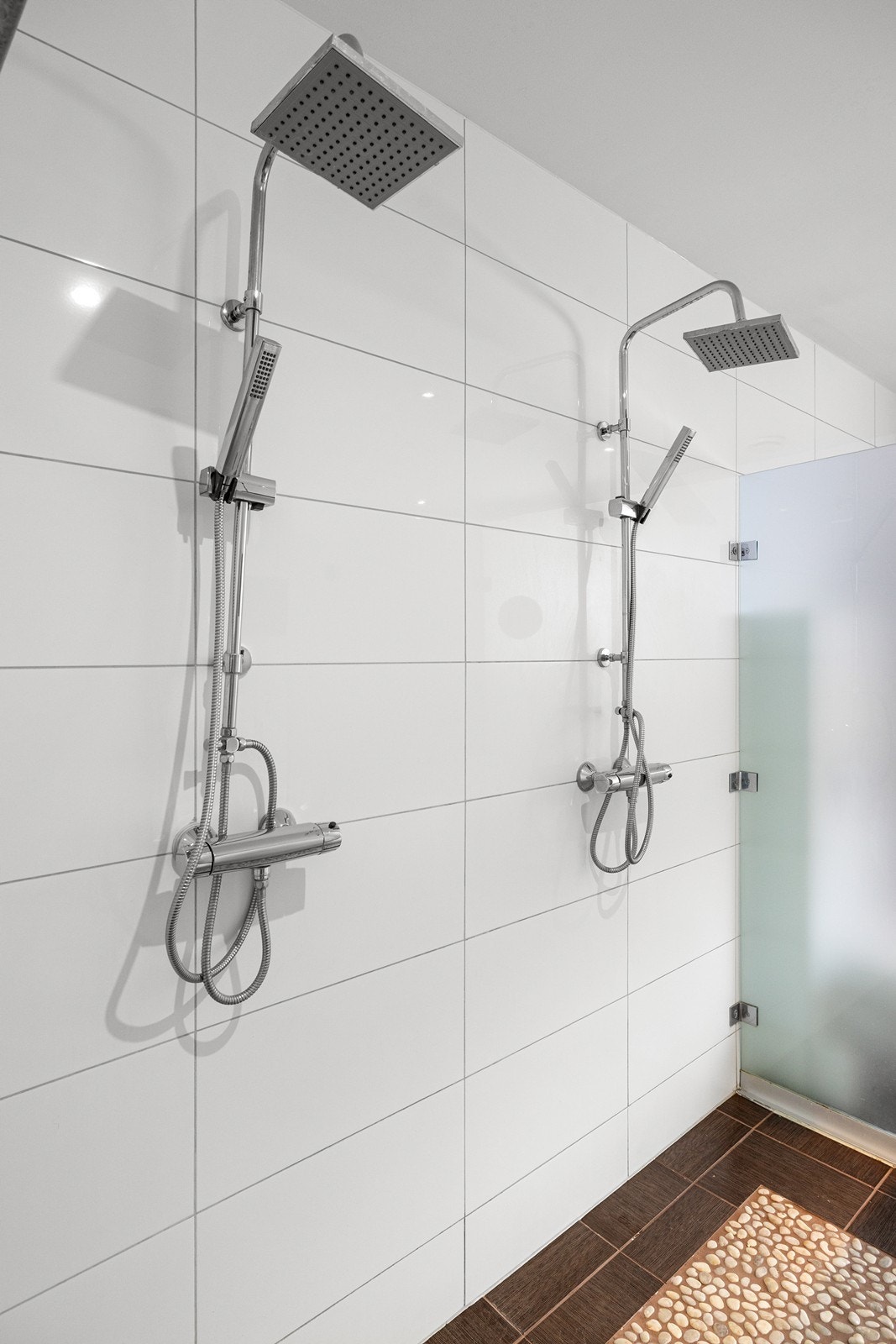 Den doble dusjen og det innbydende badekaret legger alt til rette for en luksuriøs start på dagen. Galleribilde