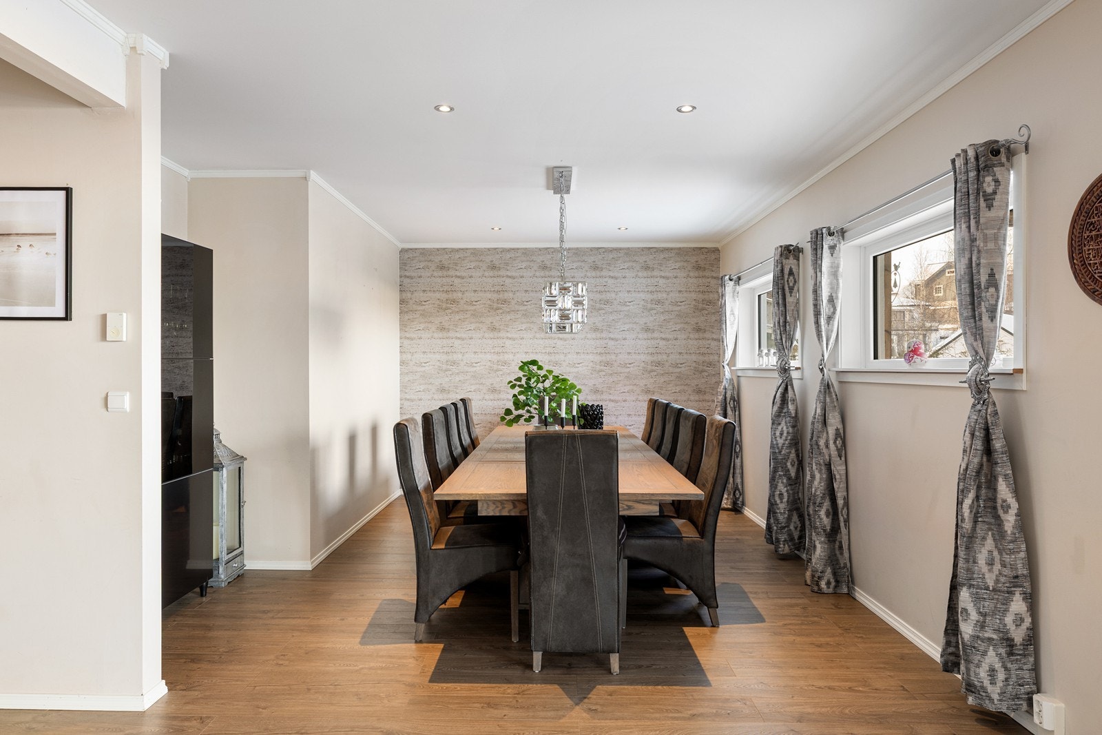 Her har du god plass til et stort spisebord for hyggelige familiemiddager eller selskaper. Galleribilde