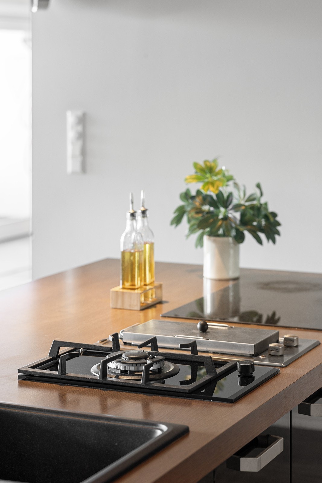 Kjøkkenøyen er spekket med utstyr og har blant annet nedfelt platetopp, gassovn og grillplate. Galleribilde