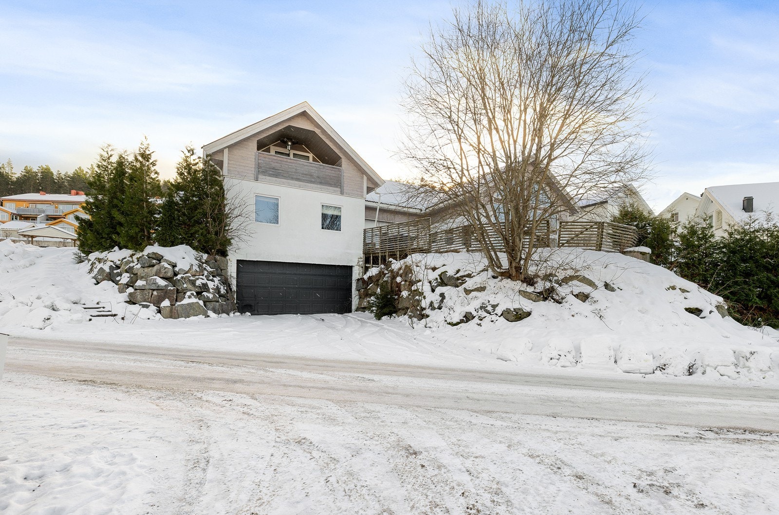 Boligen har en stor integrert dobbeltgarasje - Her kan du gå tørrskodd fra bilen og inn. Foto: Lise Helene Stigen Galleribilde
