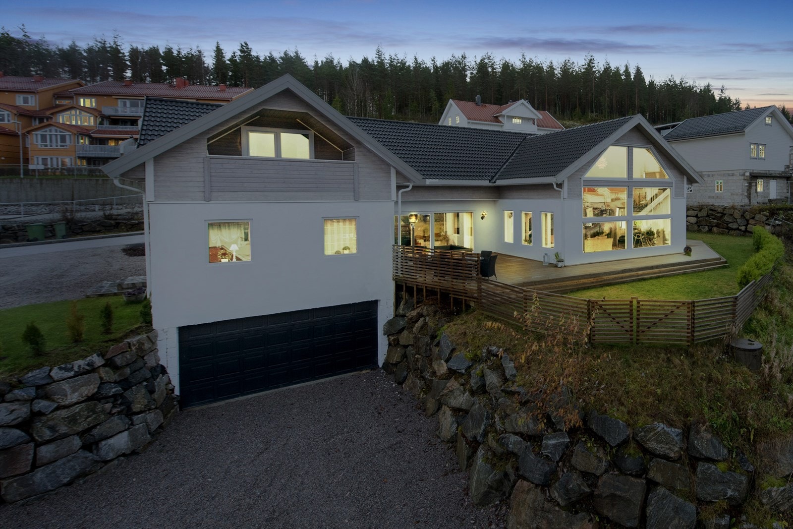 Velkommen til Staurhuslia 2 - Presentert av Eskil Tyskeberget i Nordvik bolig! (Sommerbilde fra kjøp i 2016 - Foto av EFKT) Galleribilde