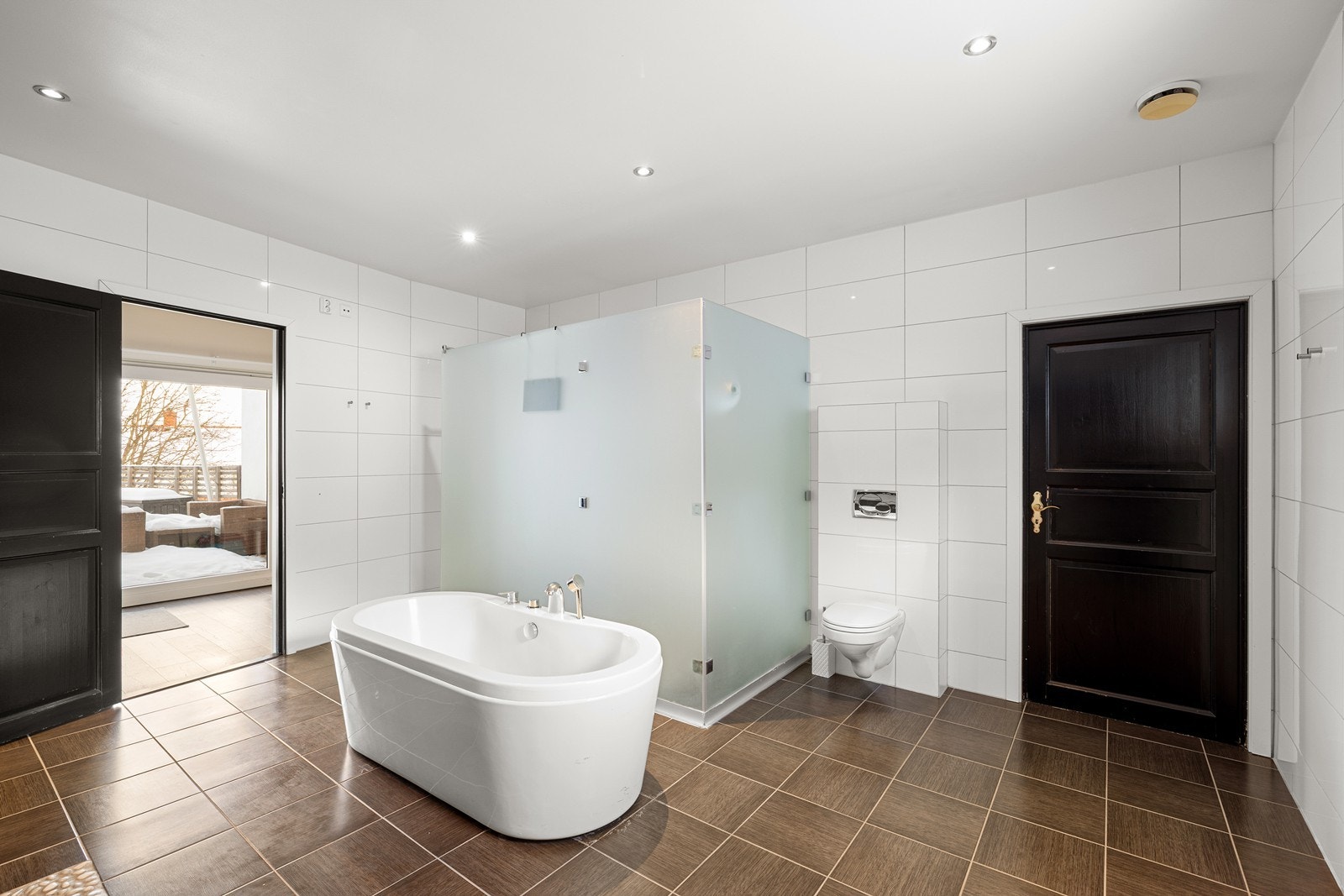 Badet fremstår som et solid og funksjonelt rom med god plass til hele familien. Av teknisk info: Varmtvannsbereder er plassert i bod kjeller og er på 194 liter og produksjonsår 2008. Galleribilde