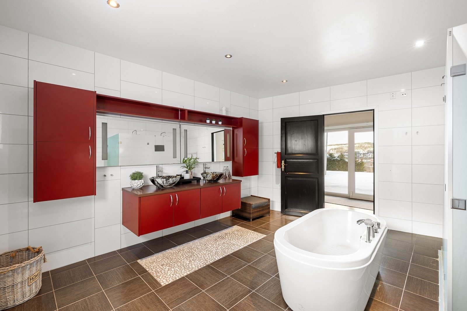 Boligen har et stort, flislagt bad som kombinerer praktiske løsninger med et moderne uttrykk. Galleribilde