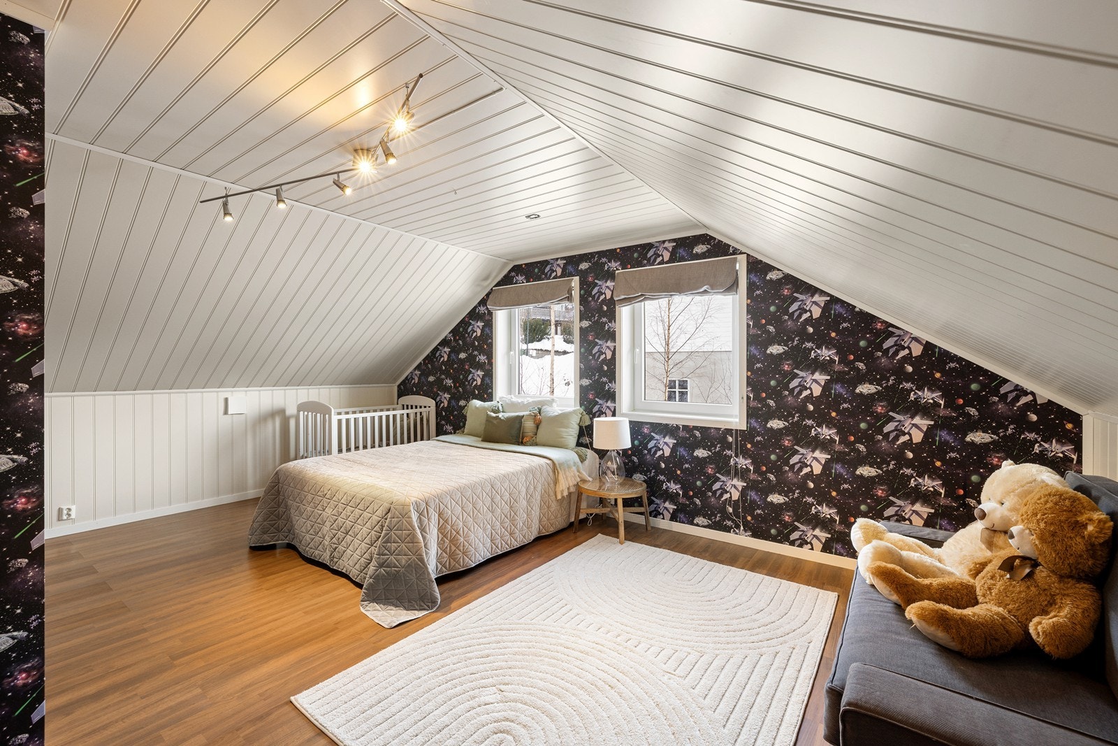 Loftsetasjen inneholder tre gode soverom. Galleribilde