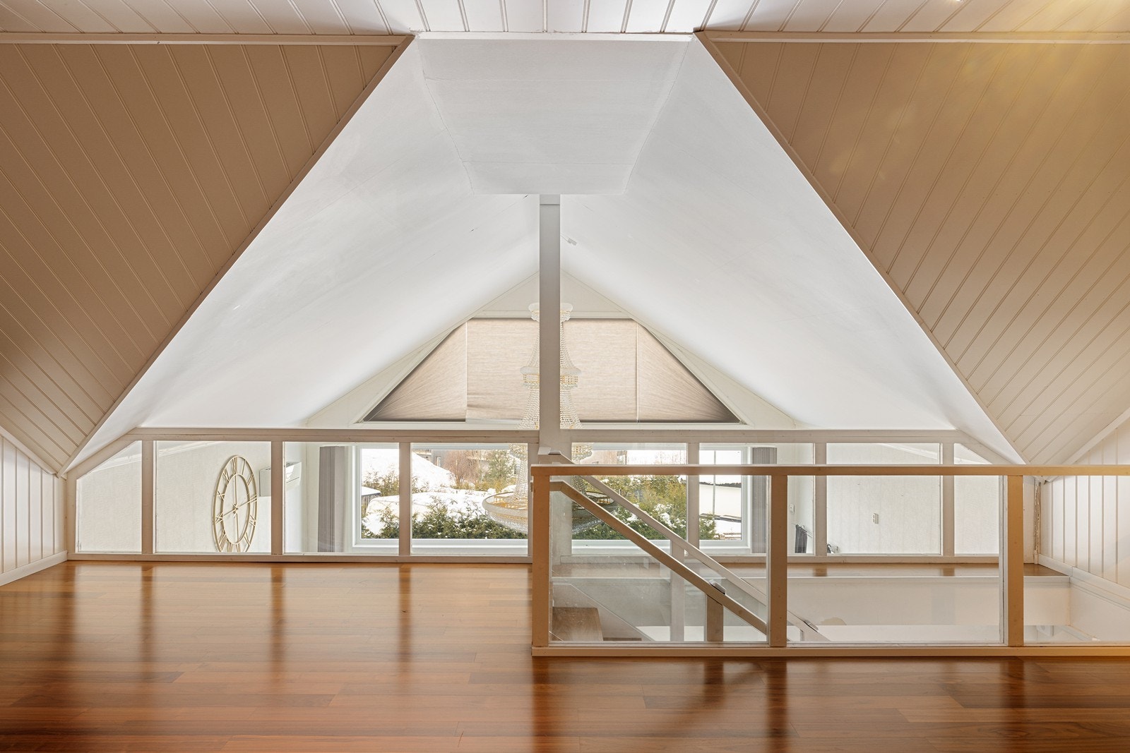 En spennende mesanin, der glassrekkverket bidrar til å bevare den åpne romfølelsen og den visuelle kontakten med etasjen under. Galleribilde