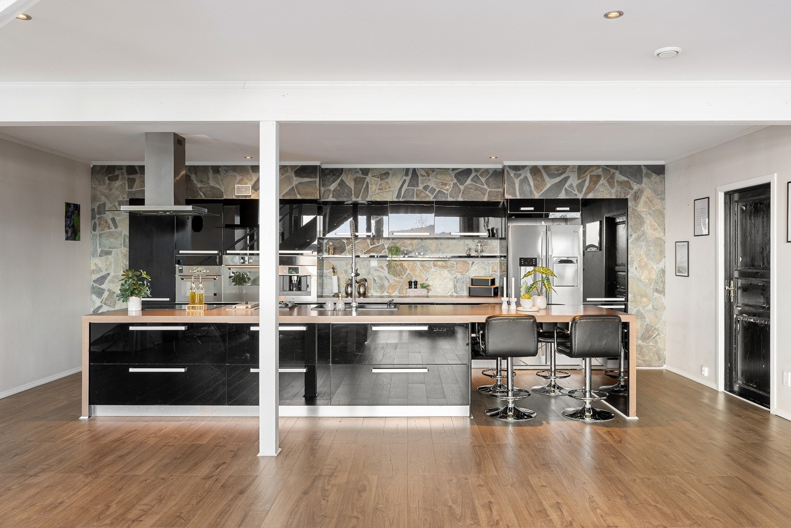 Her er det integrert spiseplass til fire personer for uformelle måltider, i tillegg til rikelig plass for et langbord som inviterer til store middagsselskaper. Galleribilde