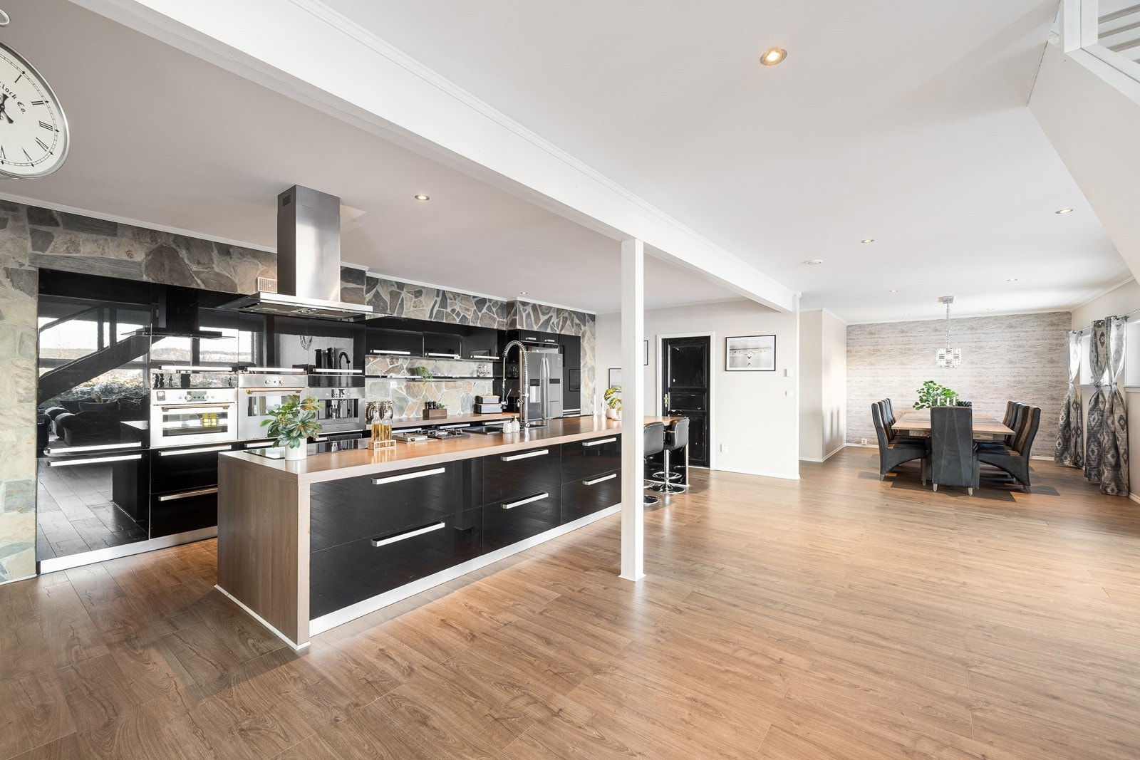 Spisestuen får en naturlig plassering i tilknytning til kjøkkenet. Galleribilde