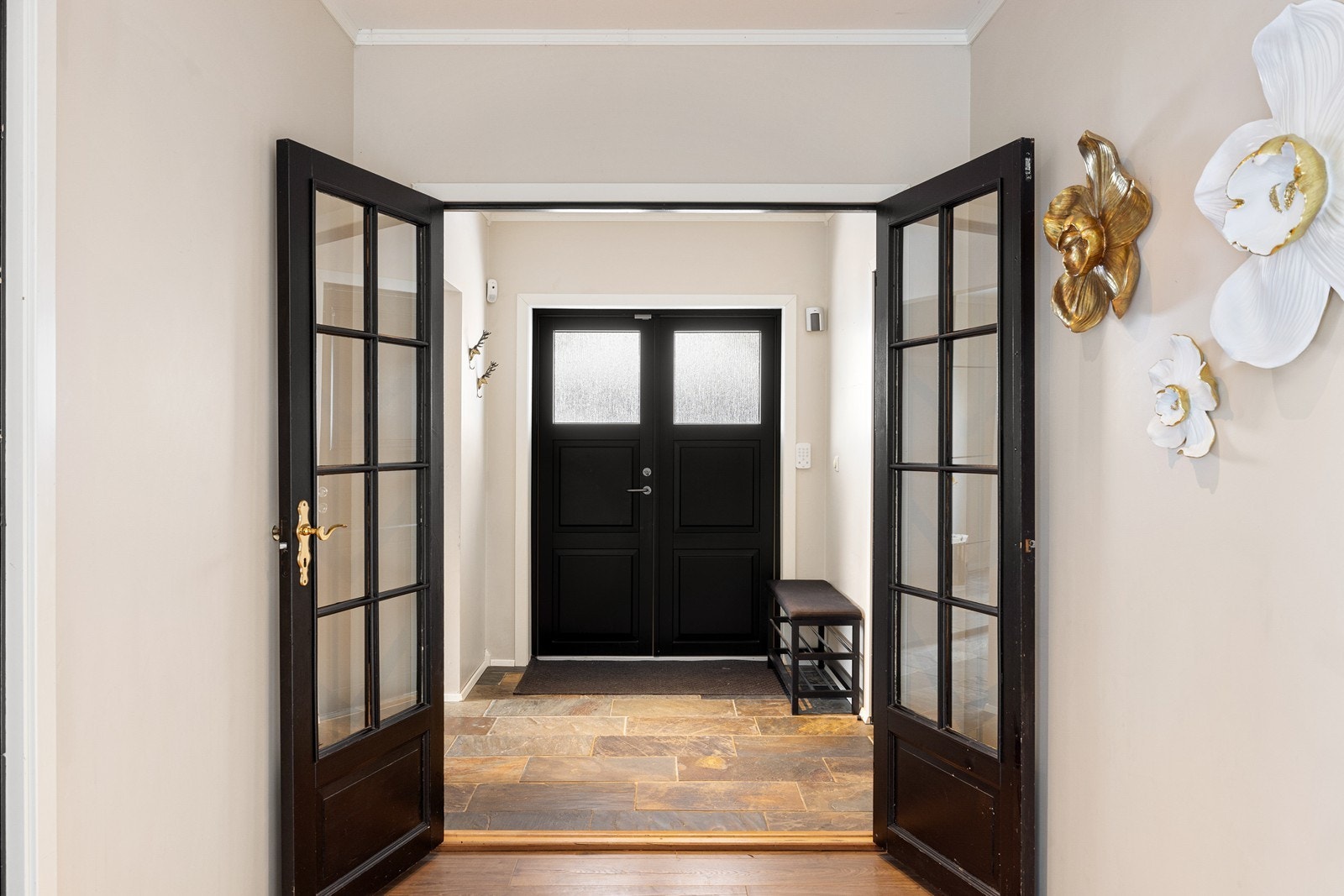 Klassisk velkomst - hyggelig inngangsparti innredet med skiferfliser og klassiske glassfløydører. Galleribilde