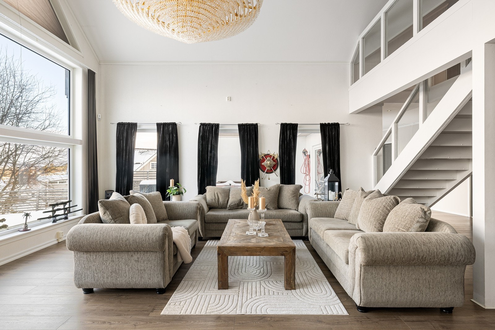 Her er det god plass til både avslapning og hyggelige familiekvelder, med direkte tilgang til den solrike terrassen rett utenfor. Galleribilde