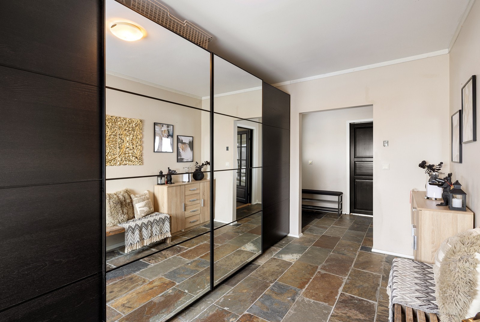 I tllknytning til entréen er det innredet et eget garderoberom med plass til å henge fra seg. Galleribilde