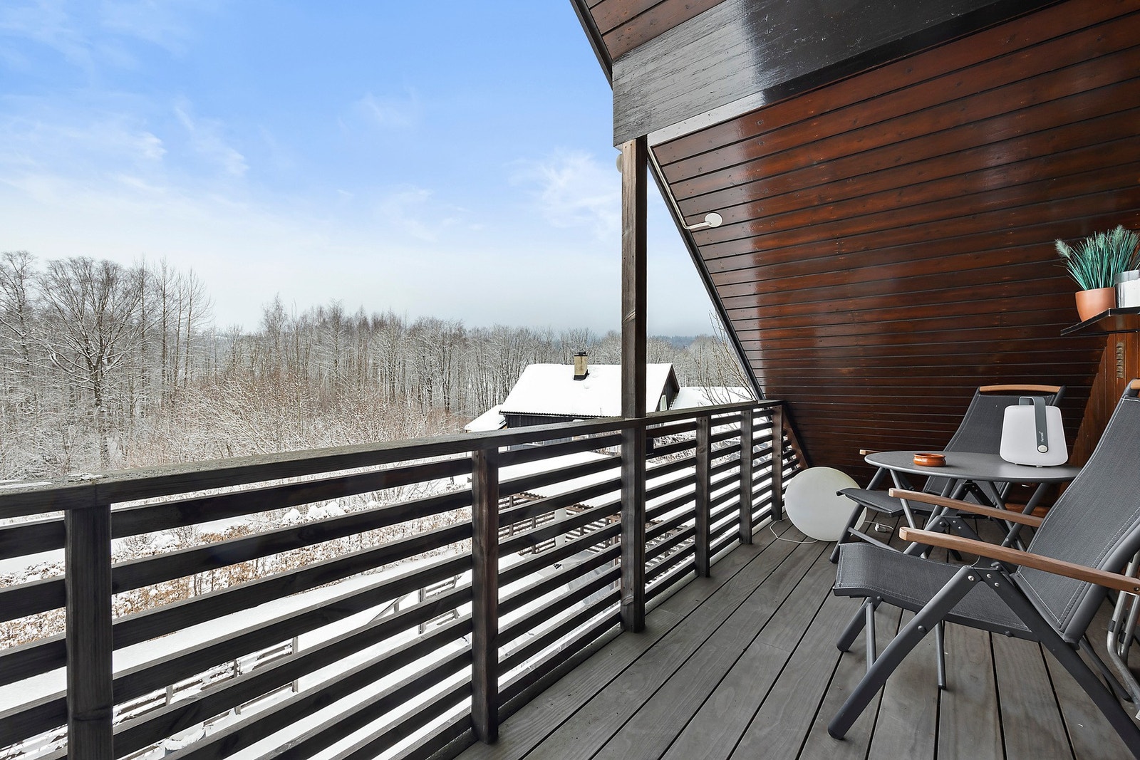 Utgang til vestvendt veranda med utsyn over nærområdet, bl.a. Hogstadvannet Galleribilde