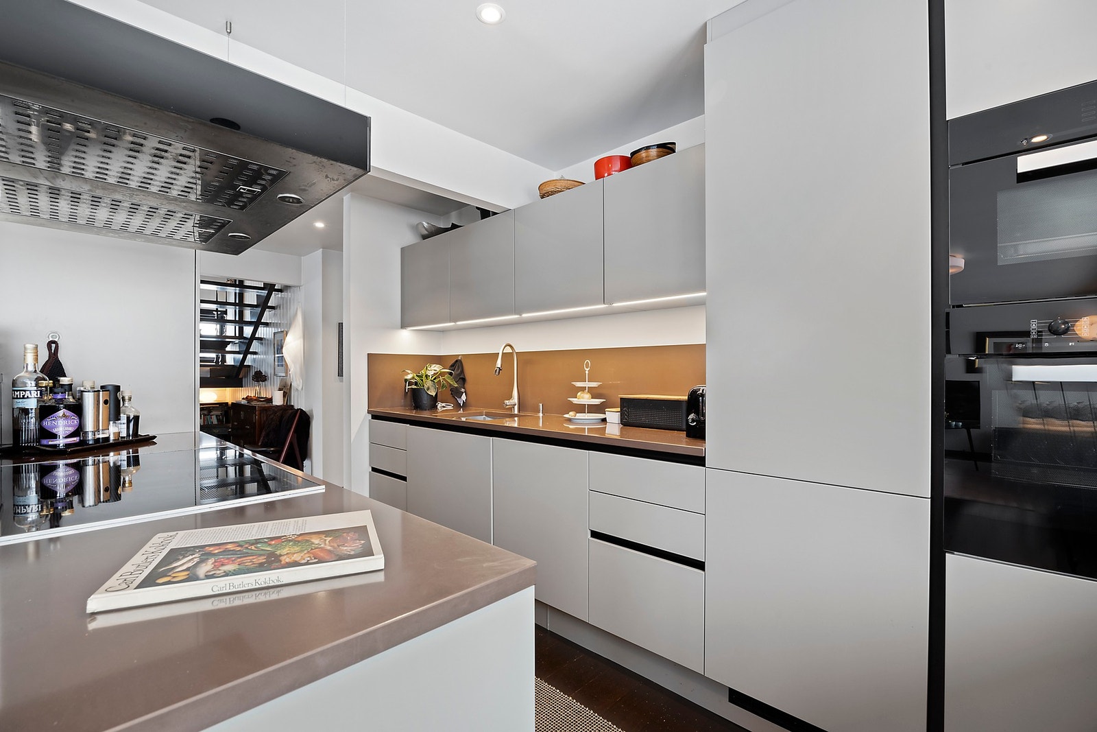 Lekkert HTH-kjøkken med hvitevarer - fra 2016 Galleribilde