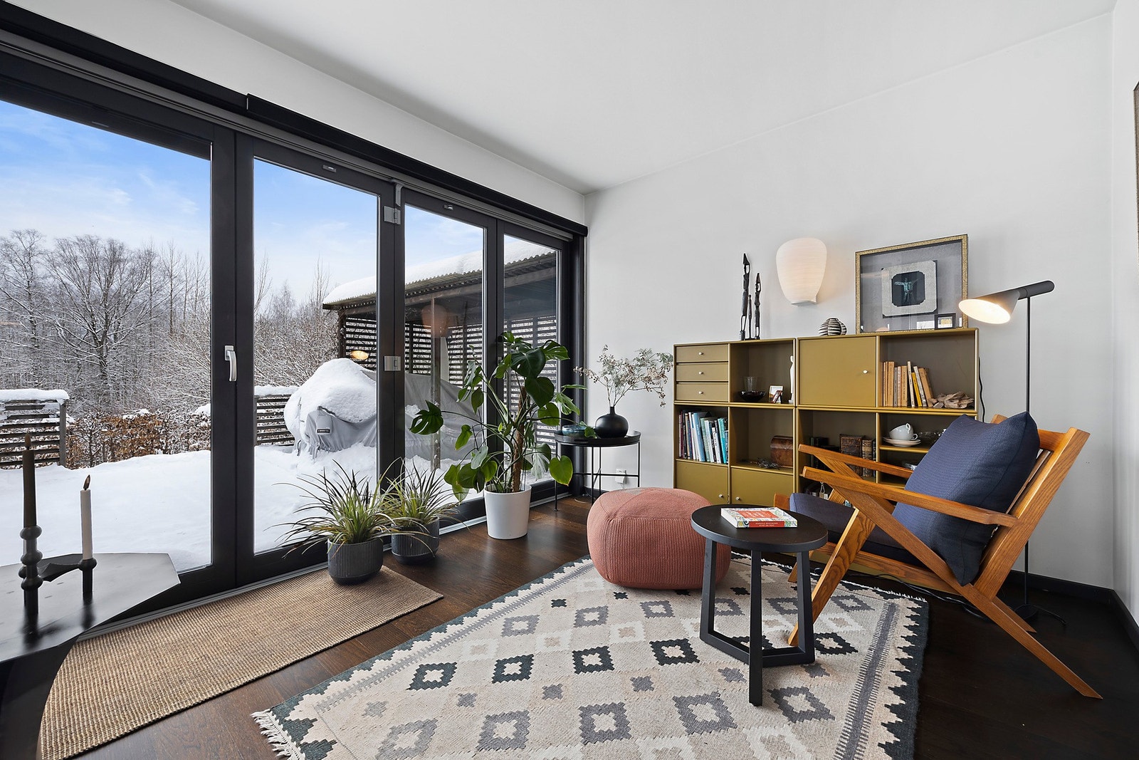 Denne delen av stuen har en folde-glass-dør som tar sommeren inn i stuen. Montana hyllen følger Galleribilde