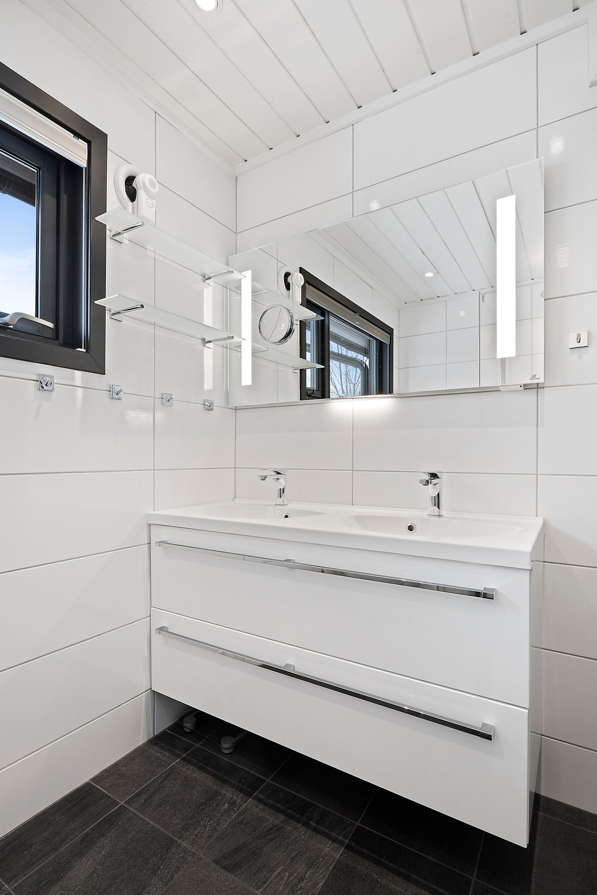 Dobbel servant med skaper, speil med lys Galleribilde