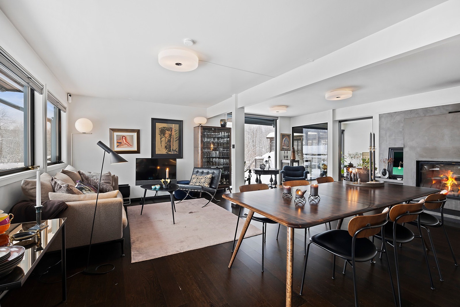 Stuen er romslig og lys Galleribilde