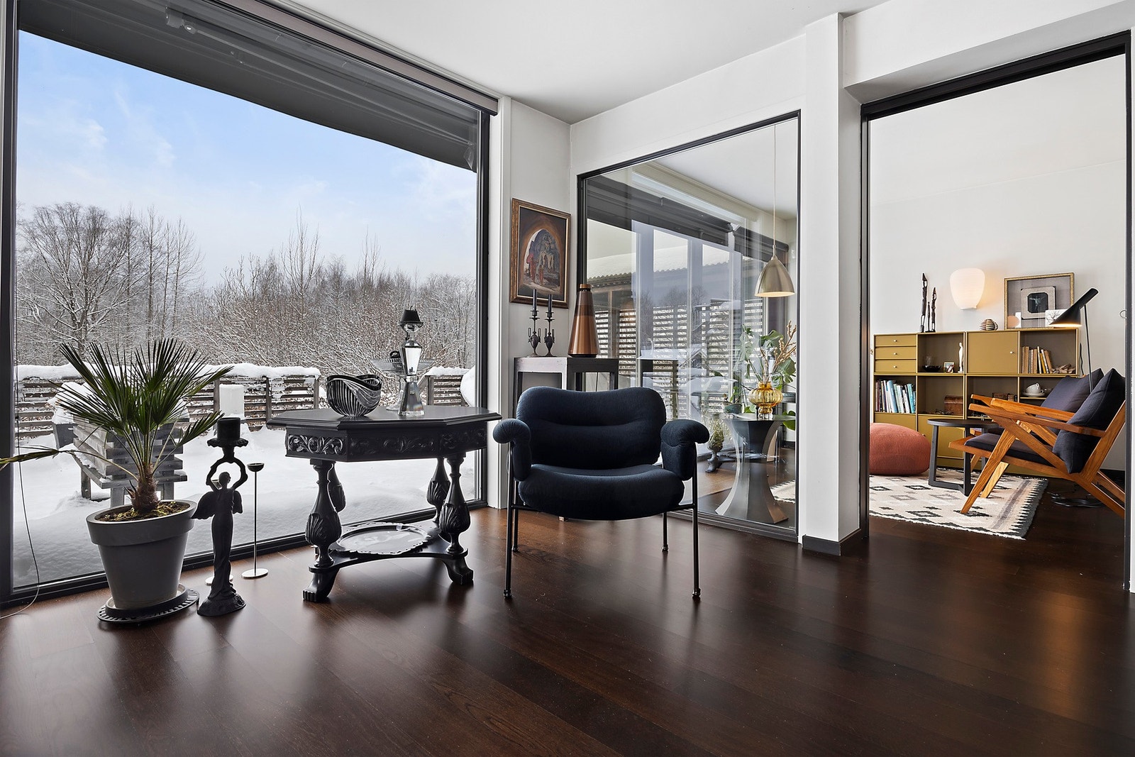 Store vinduer mot vestvendt terrasse Galleribilde