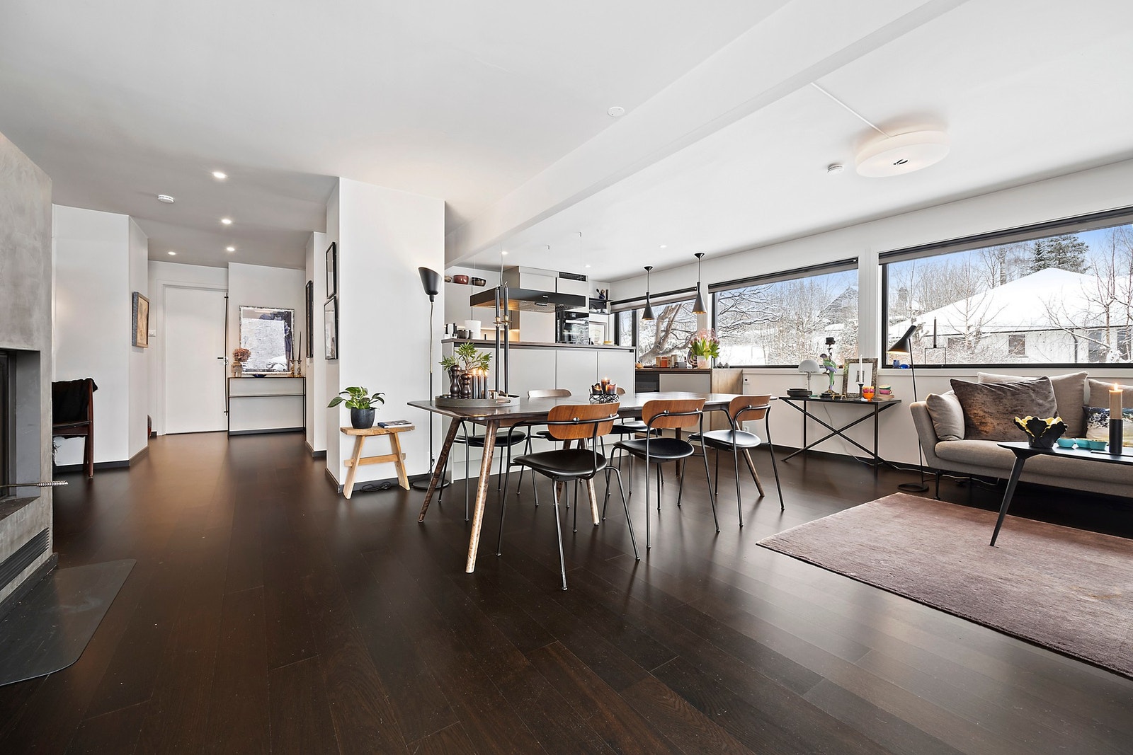 Store vindusflater slipper inn mye lys Galleribilde