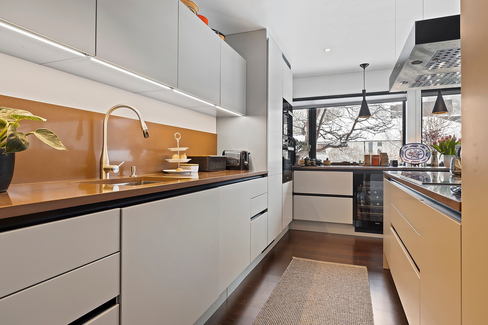 Kjøkkenet er stilrent med alt av hvitevarer fra Miele Galleribilde