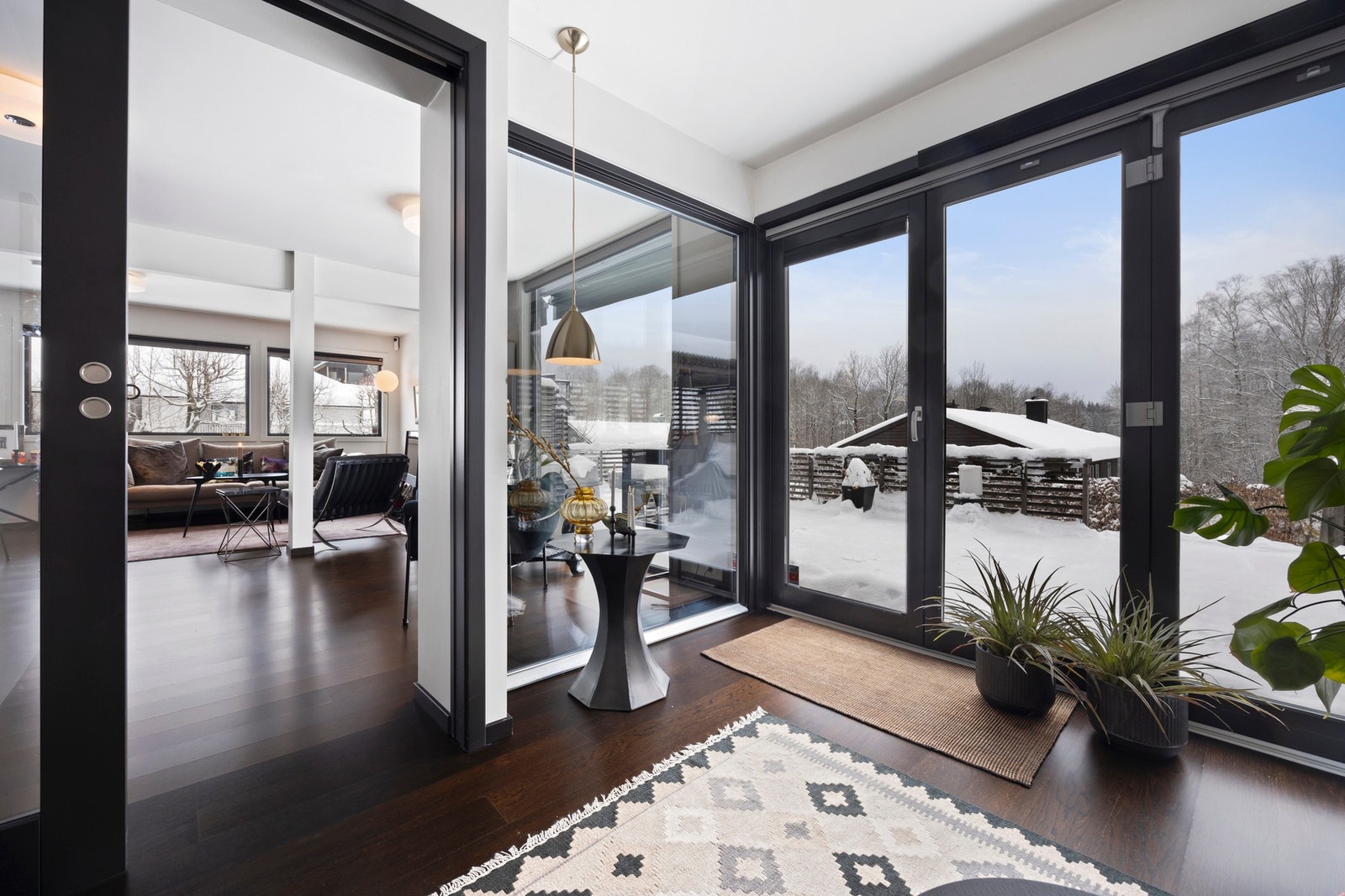 Utgang til solrik terrasse Galleribilde