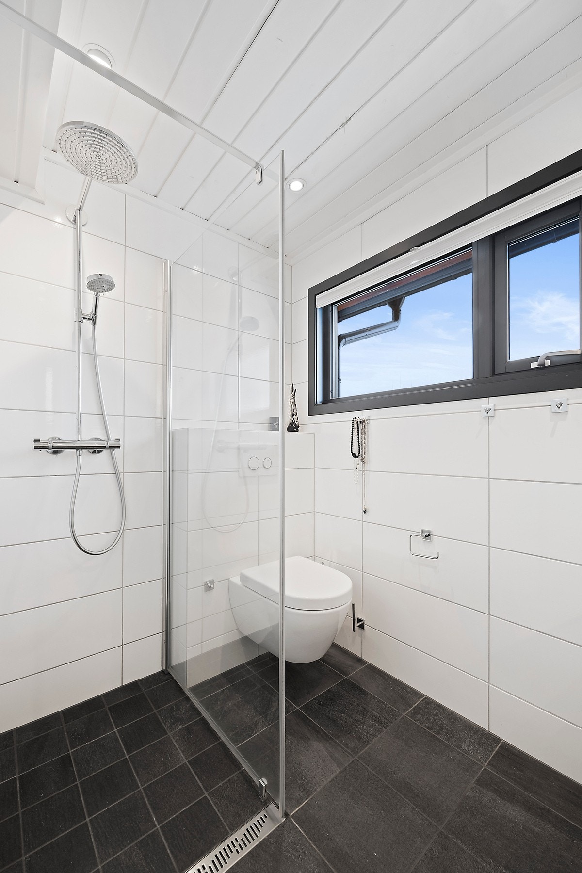 Pent flislagt bad tilstøtende hovedsoverommet - renovert 2016 Galleribilde