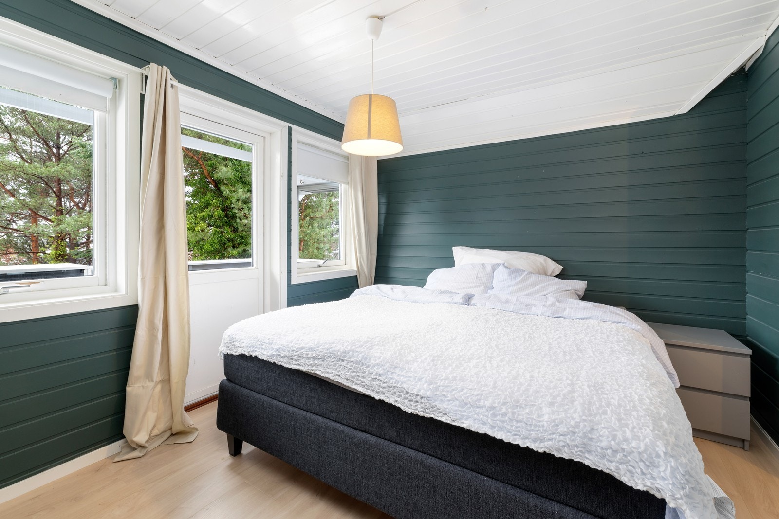 Utgang til liten balkong fra hovedsoverom Galleribilde