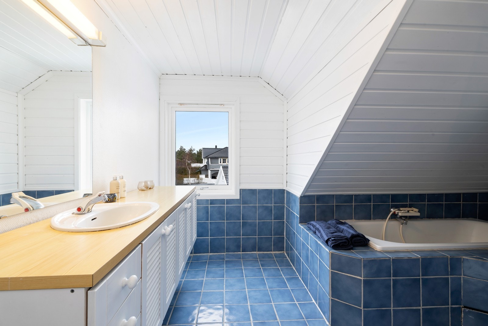 Bad på loft med badekar Galleribilde